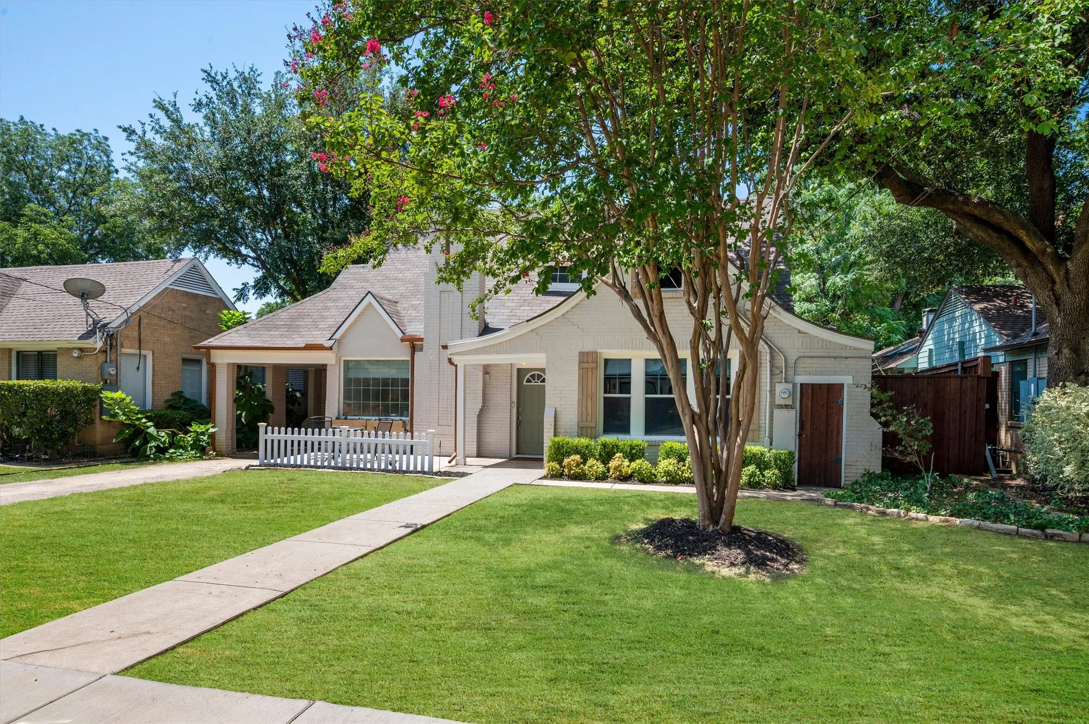 Single Family Residence For Sale in Dallas County , 5223 Denton Drive, Dallas, Texas 75235, 3 Bedroom, 2 Bathroom, Garage spaces, 1,845 Sqft, built in 1945, mls#21353129, Real Estate Agent in Dallas, Homes For Sale in Dallas county, Homes For Sale in Dallas, Realtor in Dallas Texas, Real Estate Brokerage Independent Realty Texas, Luminita Cordes Realtor