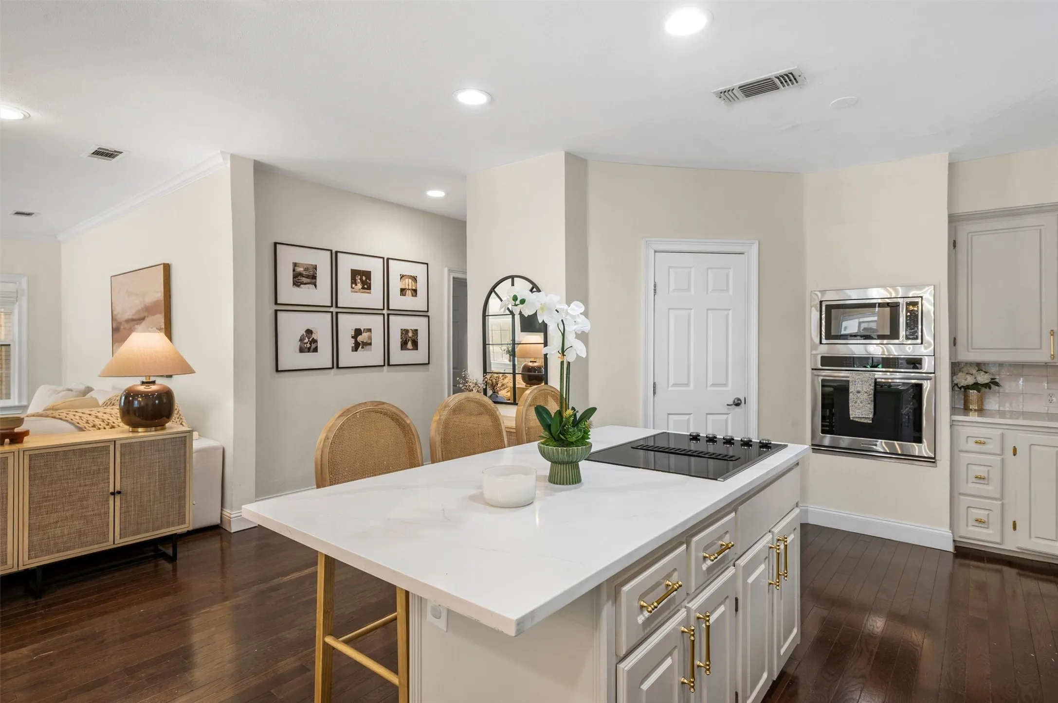 Single Family Residence For Sale in Dallas County , 5223 Denton Drive, Dallas, Texas 75235, 3 Bedroom, 2 Bathroom, Garage spaces, 1,845 Sqft, built in 1945, mls#21353129, Real Estate Agent in Dallas, Homes For Sale in Dallas county, Homes For Sale in Dallas, Realtor in Dallas Texas, Real Estate Brokerage Independent Realty Texas, Luminita Cordes Realtor