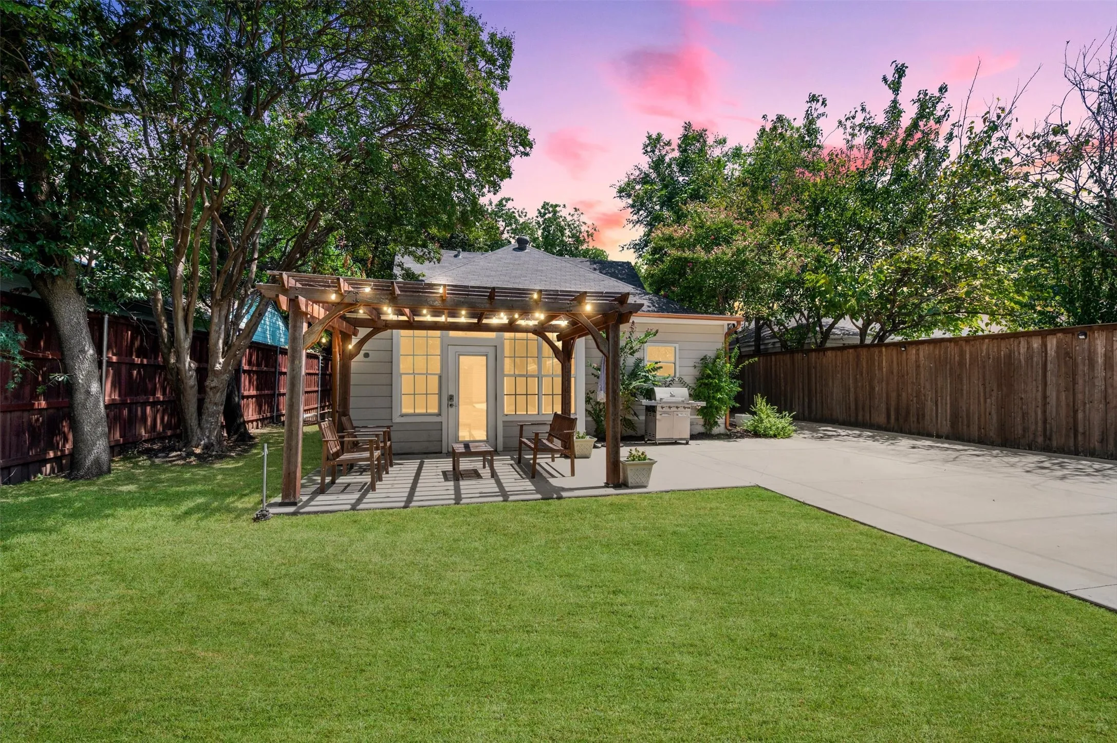 Single Family Residence For Sale in Dallas County , 5223 Denton Drive, Dallas, Texas 75235, 3 Bedroom, 2 Bathroom, Garage spaces, 1,845 Sqft, built in 1945, mls#21353129, Real Estate Agent in Dallas, Homes For Sale in Dallas county, Homes For Sale in Dallas, Realtor in Dallas Texas, Real Estate Brokerage Independent Realty Texas, Luminita Cordes Realtor