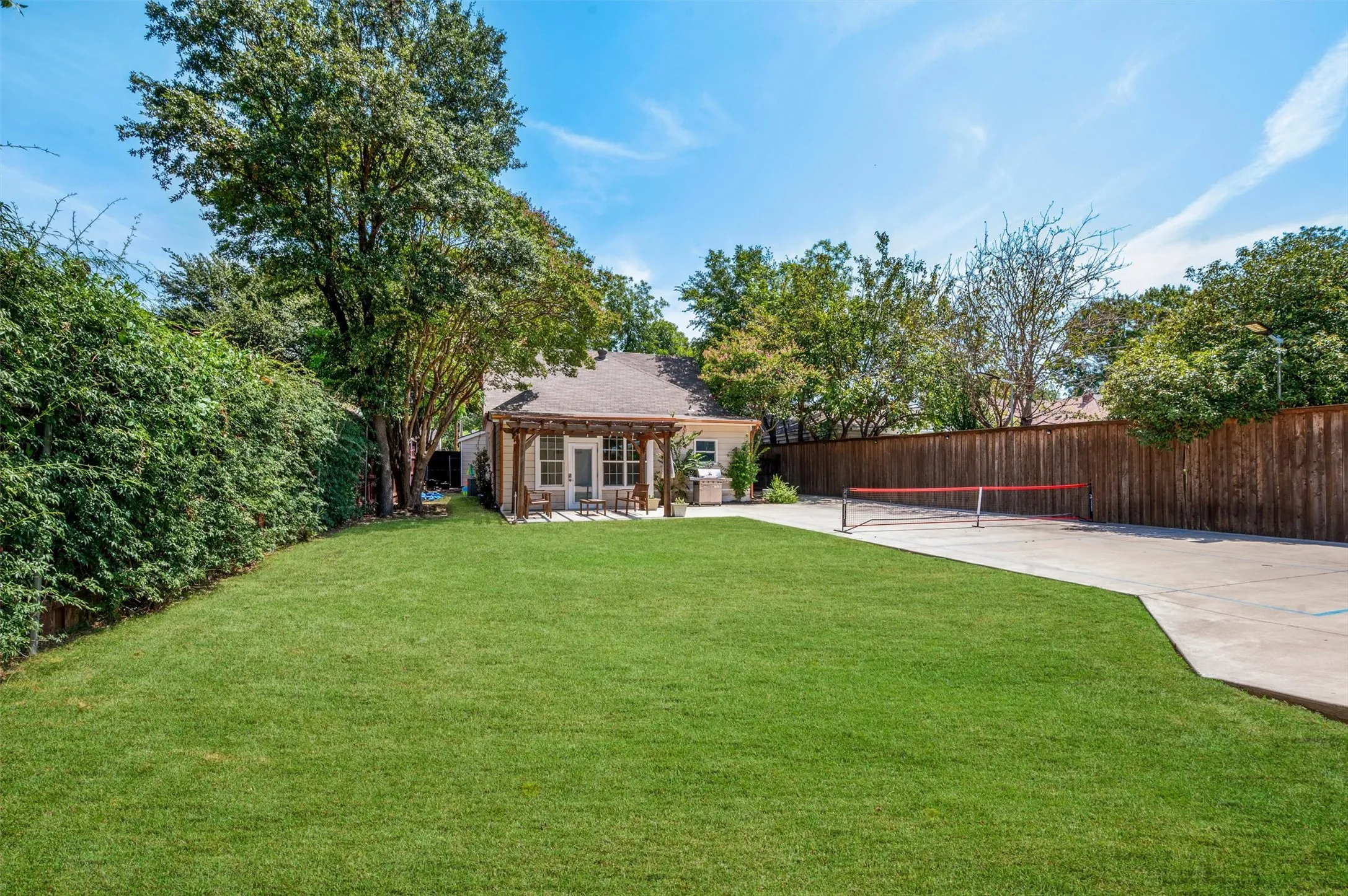 Single Family Residence For Sale in Dallas County , 5223 Denton Drive, Dallas, Texas 75235, 3 Bedroom, 2 Bathroom, Garage spaces, 1,845 Sqft, built in 1945, mls#21353129, Real Estate Agent in Dallas, Homes For Sale in Dallas county, Homes For Sale in Dallas, Realtor in Dallas Texas, Real Estate Brokerage Independent Realty Texas, Luminita Cordes Realtor