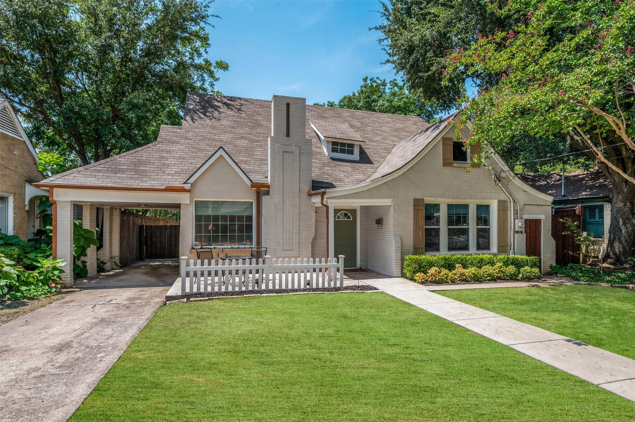 Single Family Residence For Sale in Dallas County , 5223 Denton Drive, Dallas, Texas 75235, 3 Bedroom, 2 Bathroom, Garage spaces, 1,845 Sqft, built in 1945, mls#21353129, Real Estate Agent in Dallas, Homes For Sale in Dallas county, Homes For Sale in Dallas, Realtor in Dallas Texas, Real Estate Brokerage Independent Realty Texas, Luminita Cordes Realtor