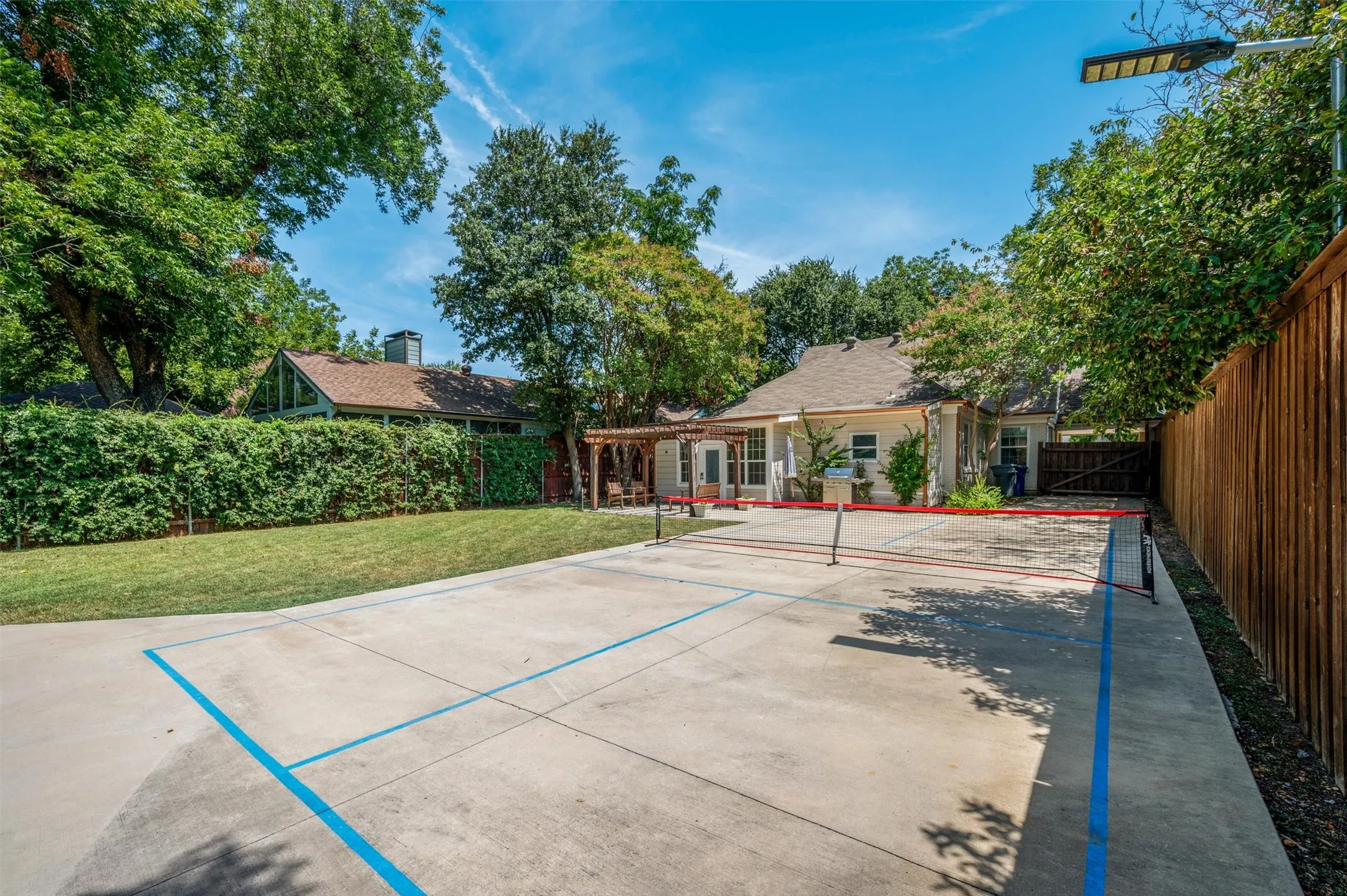Single Family Residence For Sale in Dallas County , 5223 Denton Drive, Dallas, Texas 75235, 3 Bedroom, 2 Bathroom, Garage spaces, 1,845 Sqft, built in 1945, mls#21353129, Real Estate Agent in Dallas, Homes For Sale in Dallas county, Homes For Sale in Dallas, Realtor in Dallas Texas, Real Estate Brokerage Independent Realty Texas, Luminita Cordes Realtor