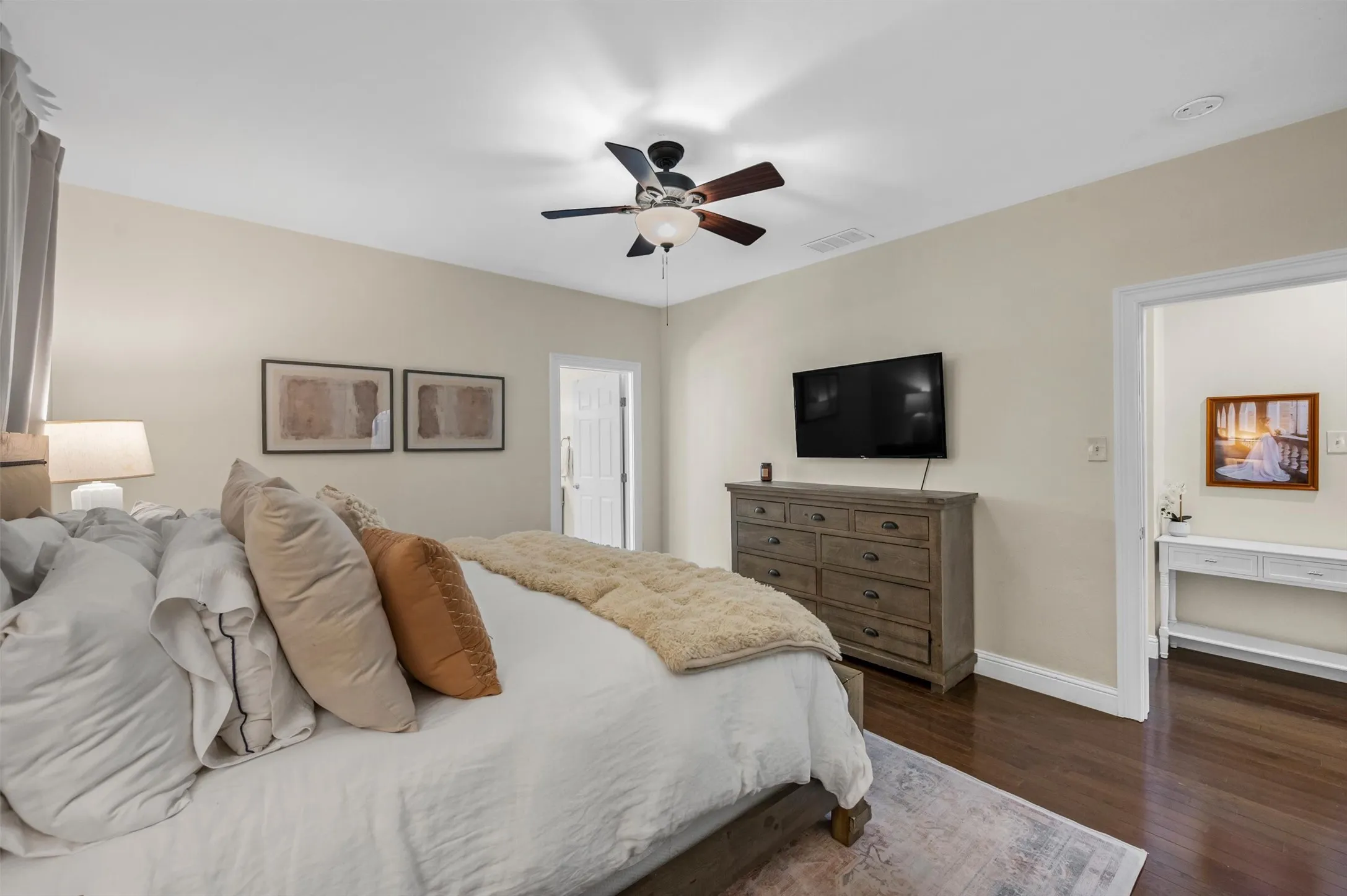 Single Family Residence For Sale in Dallas County , 5223 Denton Drive, Dallas, Texas 75235, 3 Bedroom, 2 Bathroom, Garage spaces, 1,845 Sqft, built in 1945, mls#21353129, Real Estate Agent in Dallas, Homes For Sale in Dallas county, Homes For Sale in Dallas, Realtor in Dallas Texas, Real Estate Brokerage Independent Realty Texas, Luminita Cordes Realtor