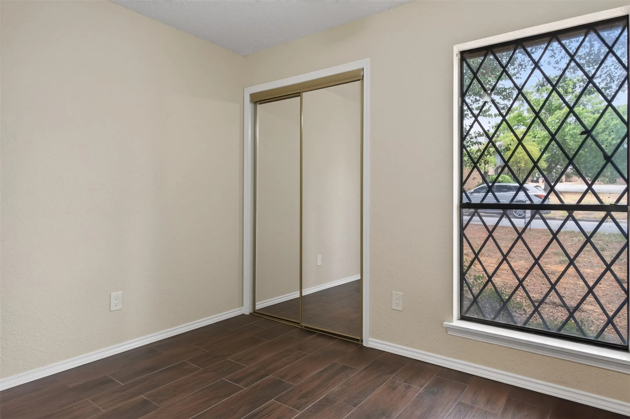 Single Family Residence For Rent in Tarrant County , 1117 Blue Carriage Lane N, Fort Worth, Texas 76120, 3 Bedroom, 2 Bathroom, 2 Garage spaces, 1,341 Sqft, built in 1978, mls#21353367, Real Estate Agent in Fort Worth, Homes For Rent in Tarrant county, Homes For Rent in Fort Worth, Realtor in Fort Worth Texas, Real Estate Brokerage Independent Realty Texas, Luminita Cordes Realtor