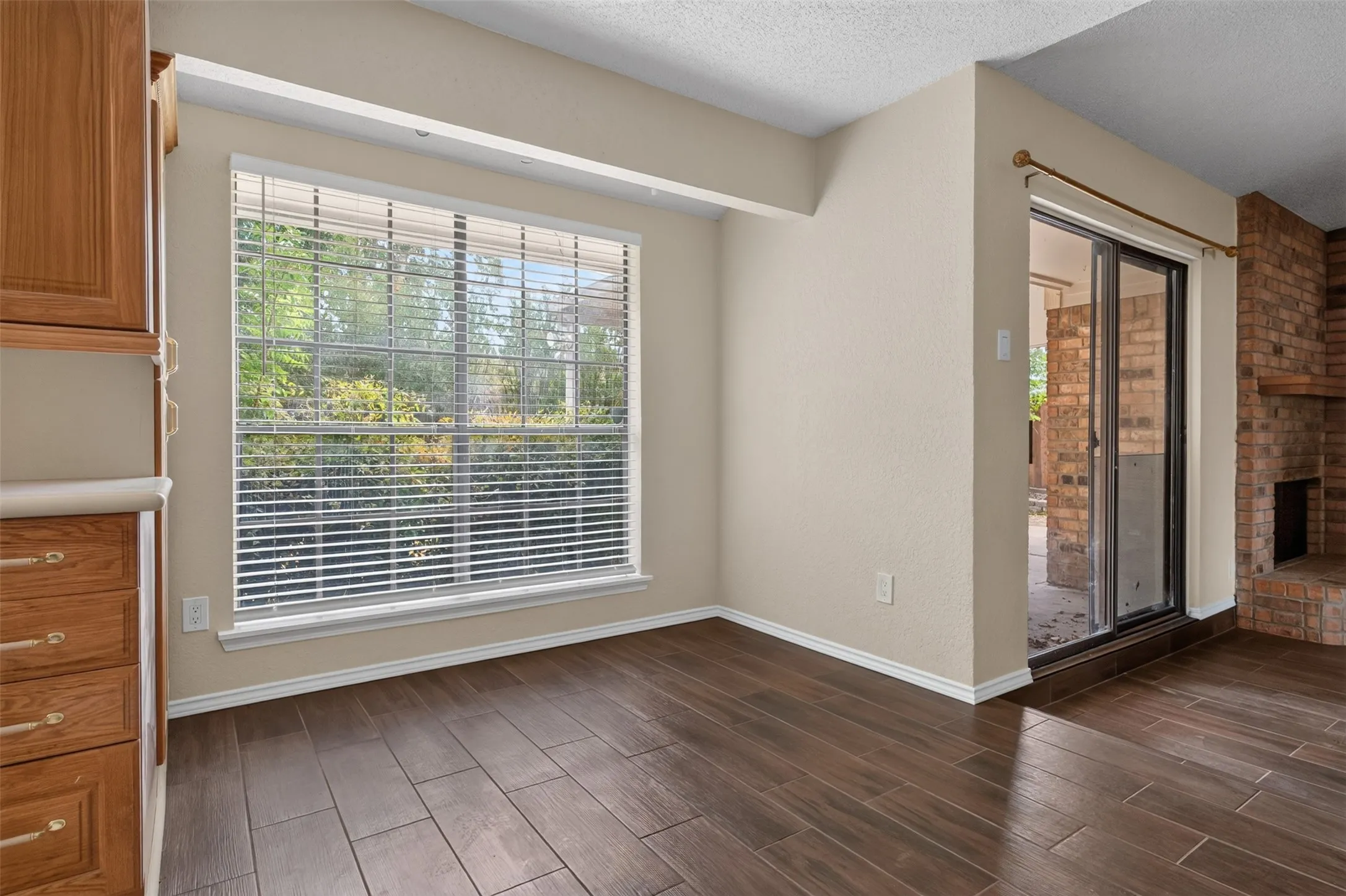 Single Family Residence For Rent in Tarrant County , 1117 Blue Carriage Lane N, Fort Worth, Texas 76120, 3 Bedroom, 2 Bathroom, 2 Garage spaces, 1,341 Sqft, built in 1978, mls#21353367, Real Estate Agent in Fort Worth, Homes For Rent in Tarrant county, Homes For Rent in Fort Worth, Realtor in Fort Worth Texas, Real Estate Brokerage Independent Realty Texas, Luminita Cordes Realtor