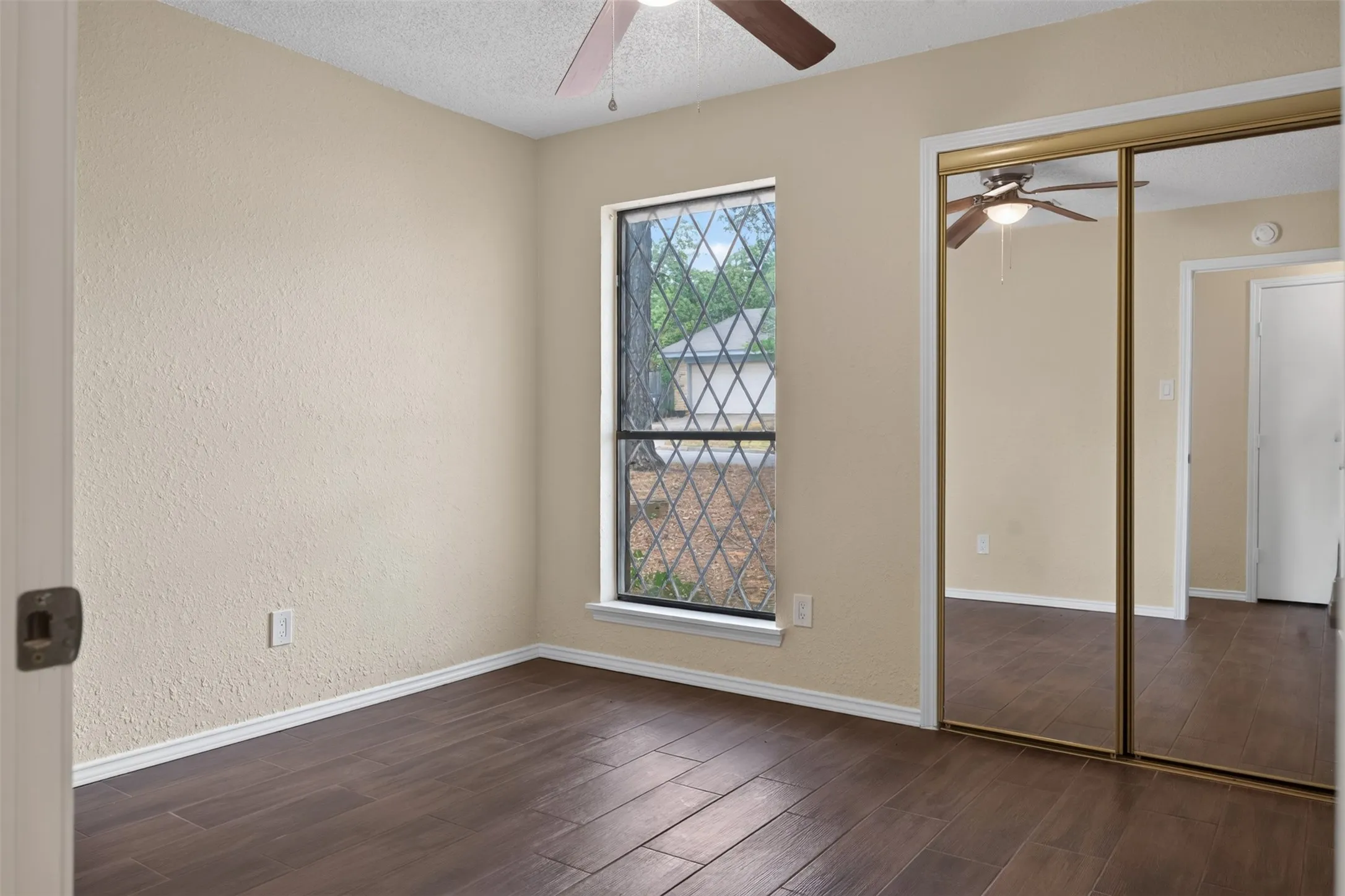 Single Family Residence For Rent in Tarrant County , 1117 Blue Carriage Lane N, Fort Worth, Texas 76120, 3 Bedroom, 2 Bathroom, 2 Garage spaces, 1,341 Sqft, built in 1978, mls#21353367, Real Estate Agent in Fort Worth, Homes For Rent in Tarrant county, Homes For Rent in Fort Worth, Realtor in Fort Worth Texas, Real Estate Brokerage Independent Realty Texas, Luminita Cordes Realtor