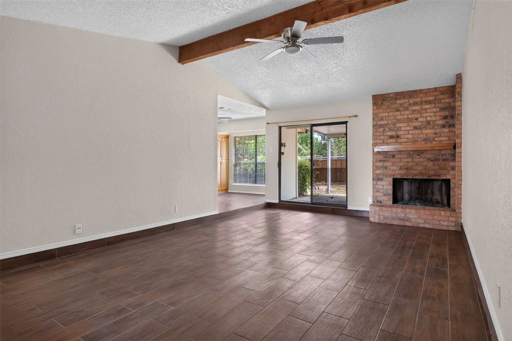 Single Family Residence For Rent in Tarrant County , 1117 Blue Carriage Lane N, Fort Worth, Texas 76120, 3 Bedroom, 2 Bathroom, 2 Garage spaces, 1,341 Sqft, built in 1978, mls#21353367, Real Estate Agent in Fort Worth, Homes For Rent in Tarrant county, Homes For Rent in Fort Worth, Realtor in Fort Worth Texas, Real Estate Brokerage Independent Realty Texas, Luminita Cordes Realtor