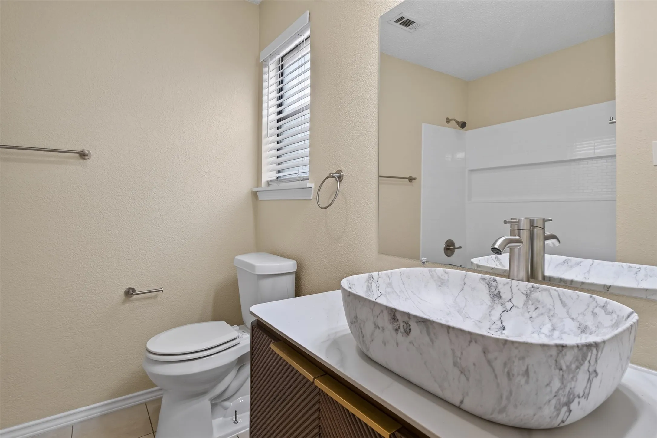 Single Family Residence For Rent in Tarrant County , 1117 Blue Carriage Lane N, Fort Worth, Texas 76120, 3 Bedroom, 2 Bathroom, 2 Garage spaces, 1,341 Sqft, built in 1978, mls#21353367, Real Estate Agent in Fort Worth, Homes For Rent in Tarrant county, Homes For Rent in Fort Worth, Realtor in Fort Worth Texas, Real Estate Brokerage Independent Realty Texas, Luminita Cordes Realtor