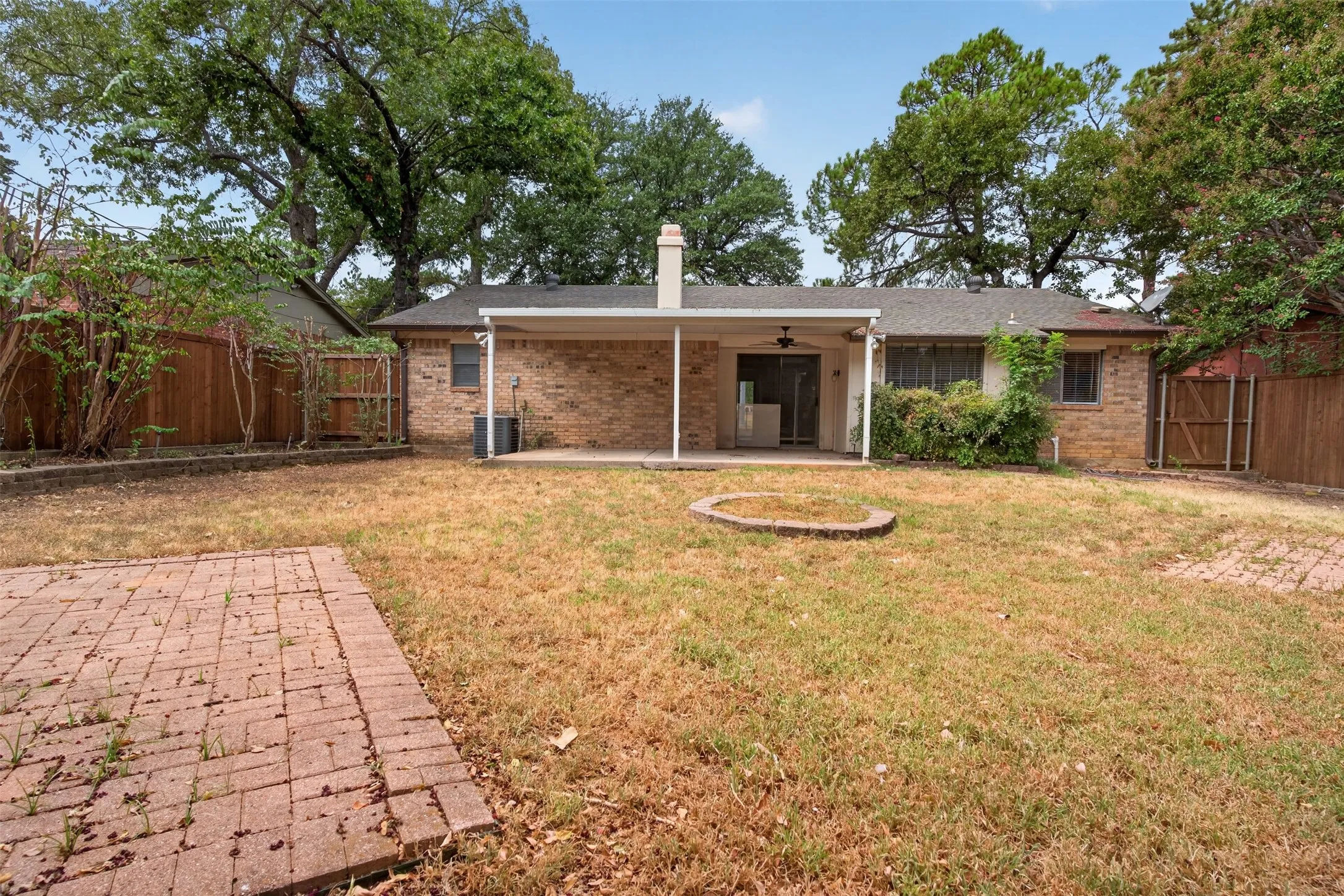 Single Family Residence For Rent in Tarrant County , 1117 Blue Carriage Lane N, Fort Worth, Texas 76120, 3 Bedroom, 2 Bathroom, 2 Garage spaces, 1,341 Sqft, built in 1978, mls#21353367, Real Estate Agent in Fort Worth, Homes For Rent in Tarrant county, Homes For Rent in Fort Worth, Realtor in Fort Worth Texas, Real Estate Brokerage Independent Realty Texas, Luminita Cordes Realtor