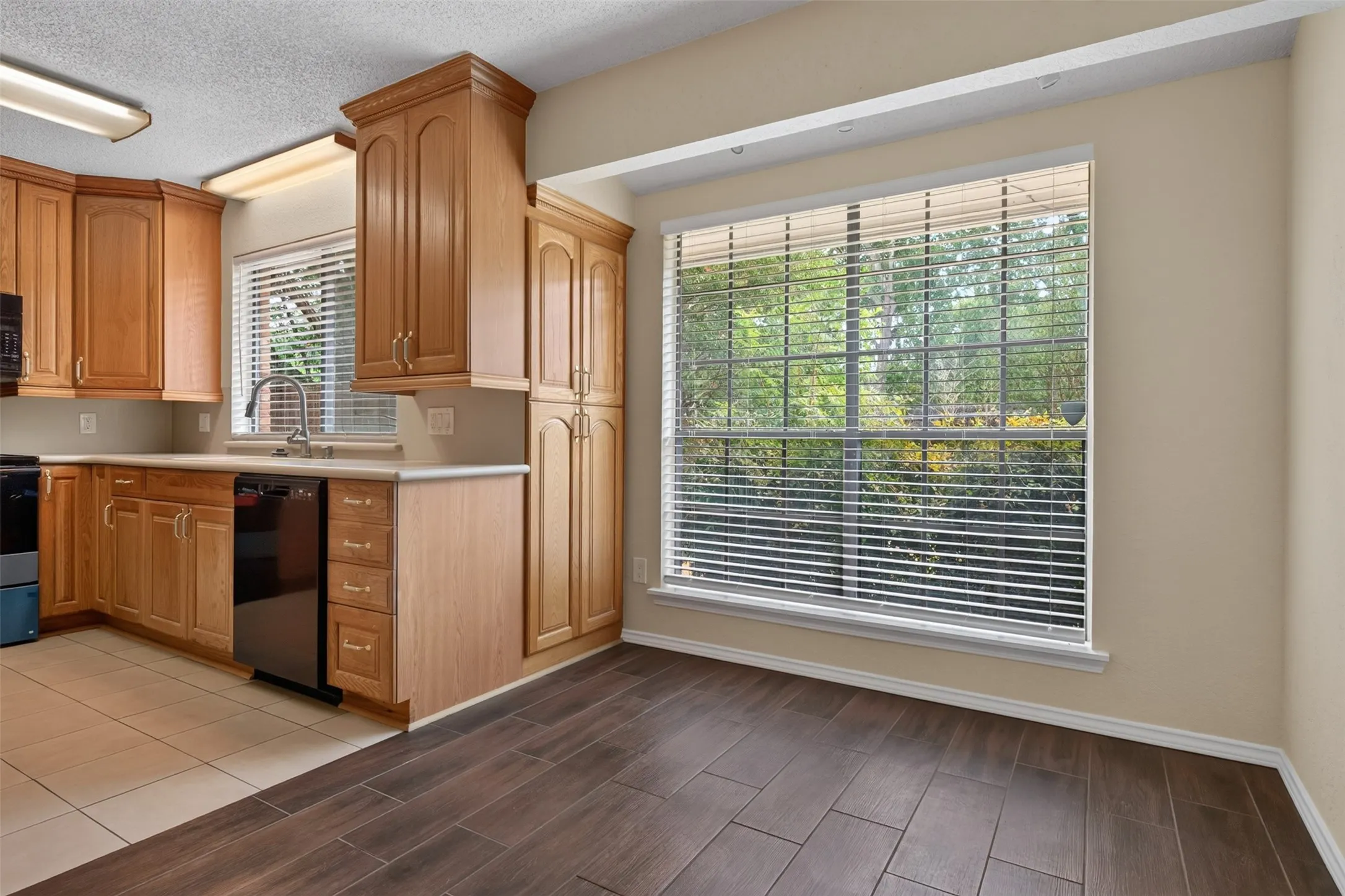 Single Family Residence For Rent in Tarrant County , 1117 Blue Carriage Lane N, Fort Worth, Texas 76120, 3 Bedroom, 2 Bathroom, 2 Garage spaces, 1,341 Sqft, built in 1978, mls#21353367, Real Estate Agent in Fort Worth, Homes For Rent in Tarrant county, Homes For Rent in Fort Worth, Realtor in Fort Worth Texas, Real Estate Brokerage Independent Realty Texas, Luminita Cordes Realtor