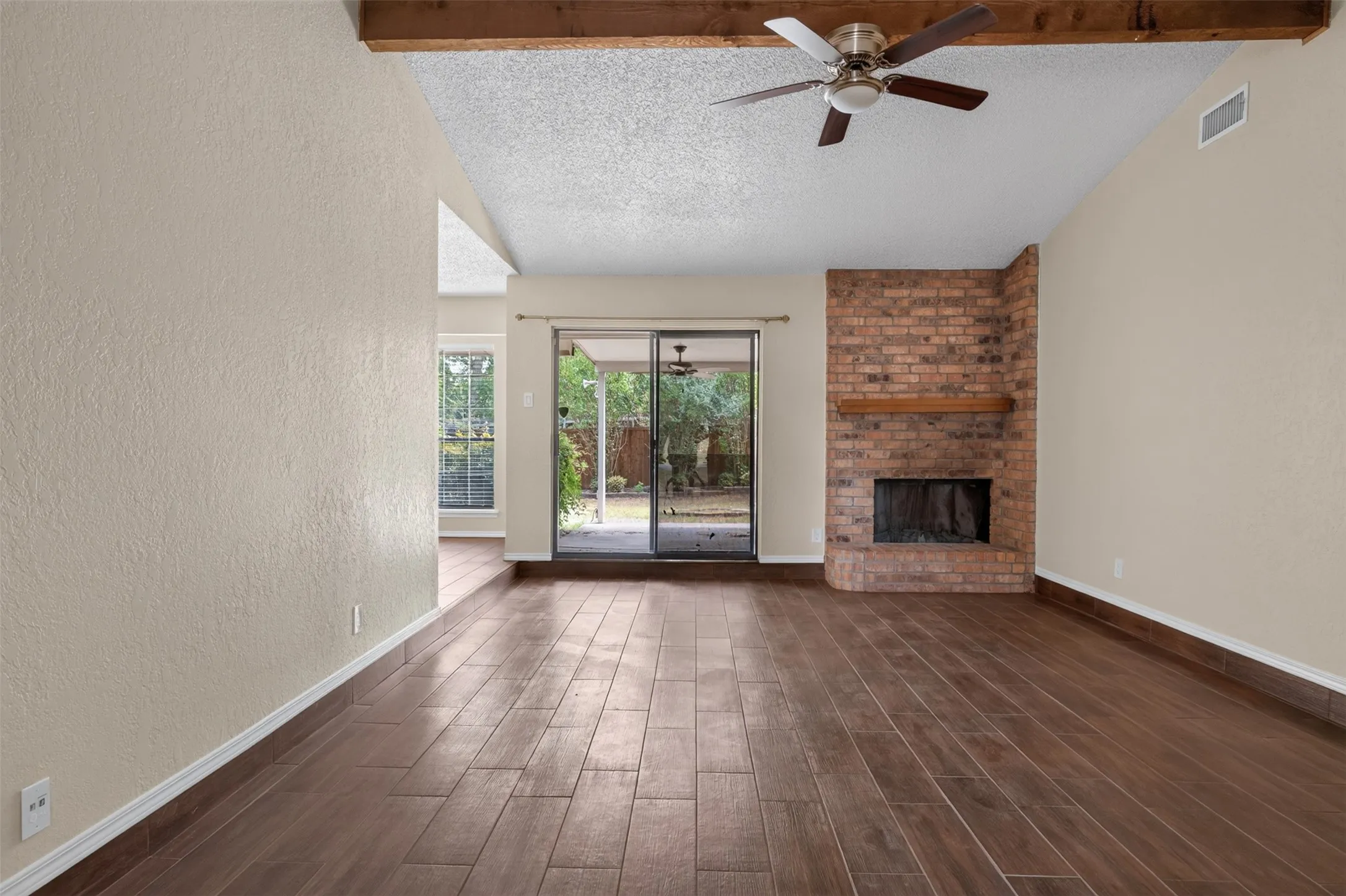 Single Family Residence For Rent in Tarrant County , 1117 Blue Carriage Lane N, Fort Worth, Texas 76120, 3 Bedroom, 2 Bathroom, 2 Garage spaces, 1,341 Sqft, built in 1978, mls#21353367, Real Estate Agent in Fort Worth, Homes For Rent in Tarrant county, Homes For Rent in Fort Worth, Realtor in Fort Worth Texas, Real Estate Brokerage Independent Realty Texas, Luminita Cordes Realtor