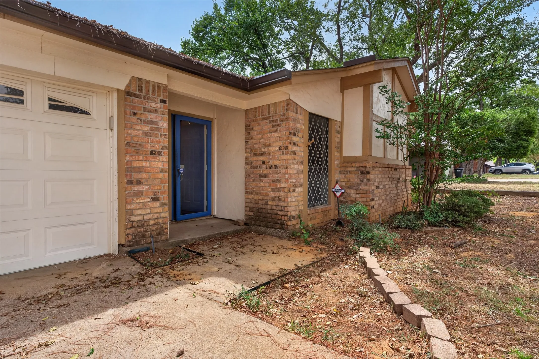 Single Family Residence For Rent in Tarrant County , 1117 Blue Carriage Lane N, Fort Worth, Texas 76120, 3 Bedroom, 2 Bathroom, 2 Garage spaces, 1,341 Sqft, built in 1978, mls#21353367, Real Estate Agent in Fort Worth, Homes For Rent in Tarrant county, Homes For Rent in Fort Worth, Realtor in Fort Worth Texas, Real Estate Brokerage Independent Realty Texas, Luminita Cordes Realtor