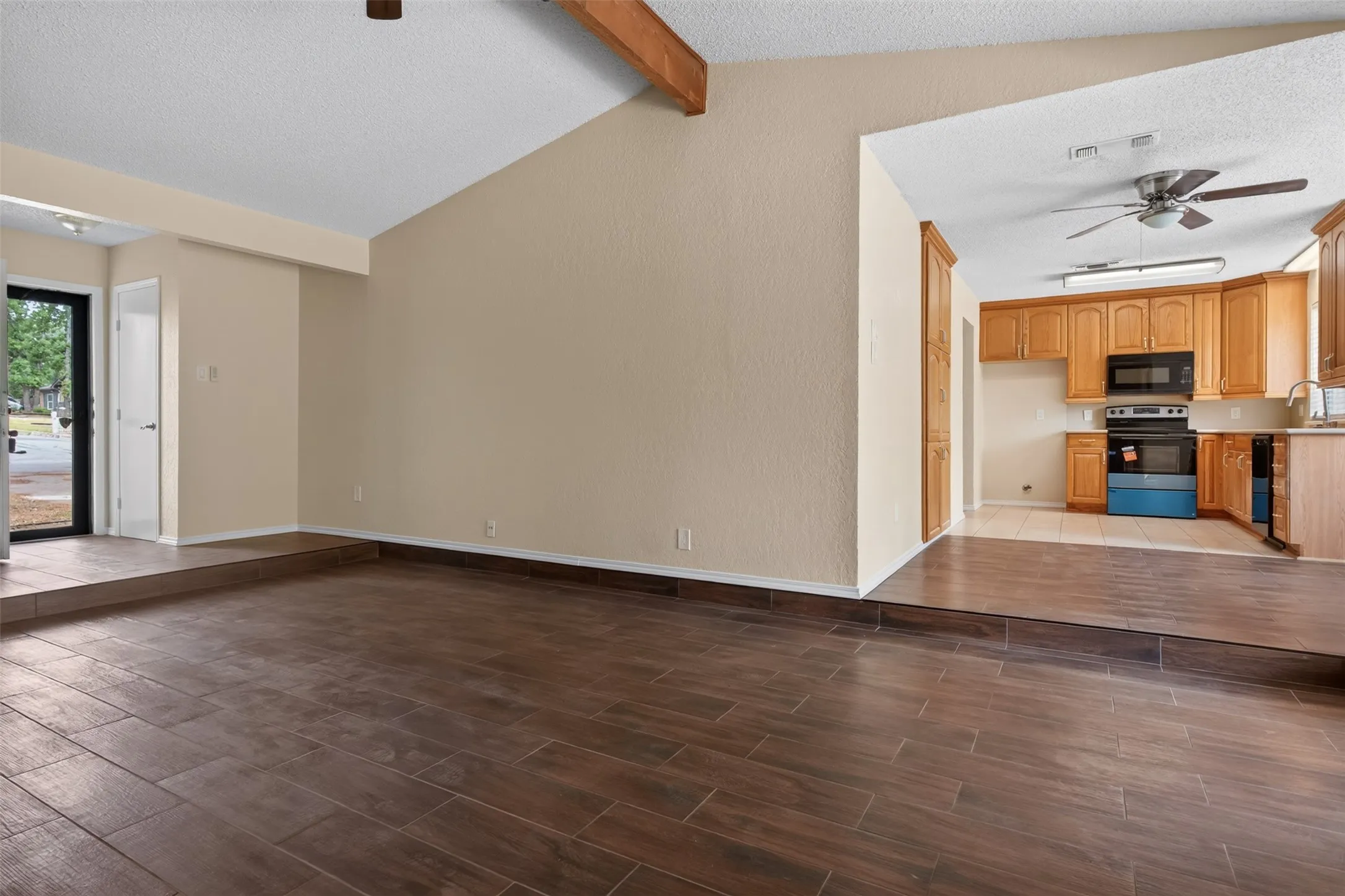 Single Family Residence For Rent in Tarrant County , 1117 Blue Carriage Lane N, Fort Worth, Texas 76120, 3 Bedroom, 2 Bathroom, 2 Garage spaces, 1,341 Sqft, built in 1978, mls#21353367, Real Estate Agent in Fort Worth, Homes For Rent in Tarrant county, Homes For Rent in Fort Worth, Realtor in Fort Worth Texas, Real Estate Brokerage Independent Realty Texas, Luminita Cordes Realtor