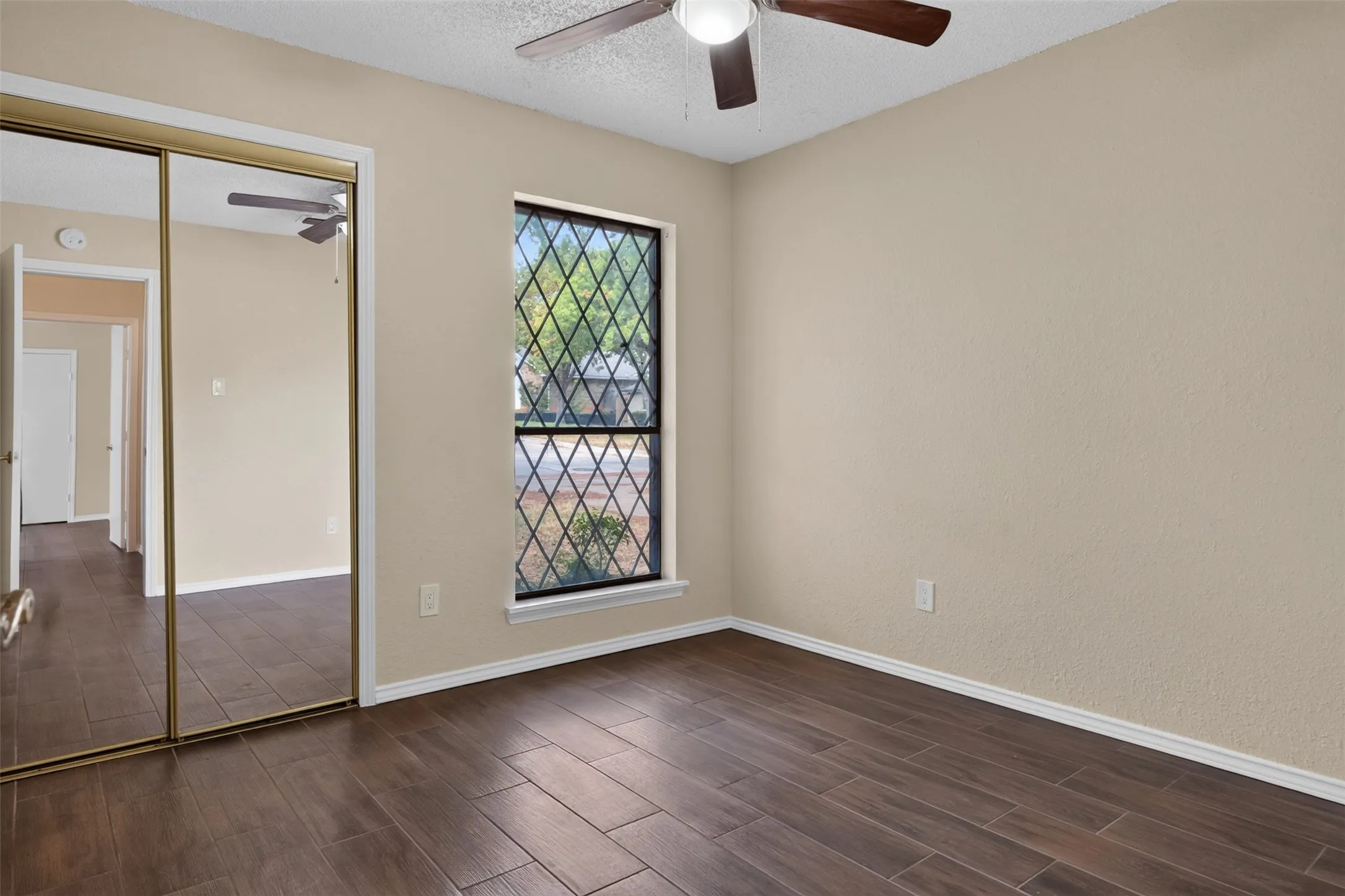 Single Family Residence For Rent in Tarrant County , 1117 Blue Carriage Lane N, Fort Worth, Texas 76120, 3 Bedroom, 2 Bathroom, 2 Garage spaces, 1,341 Sqft, built in 1978, mls#21353367, Real Estate Agent in Fort Worth, Homes For Rent in Tarrant county, Homes For Rent in Fort Worth, Realtor in Fort Worth Texas, Real Estate Brokerage Independent Realty Texas, Luminita Cordes Realtor