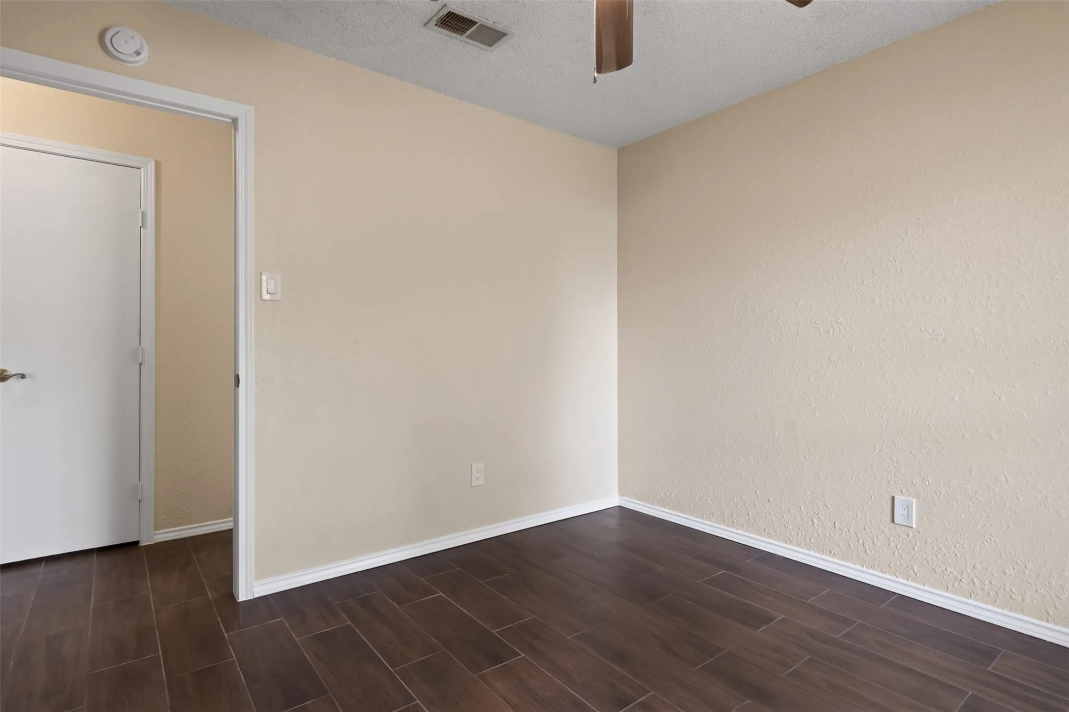Single Family Residence For Rent in Tarrant County , 1117 Blue Carriage Lane N, Fort Worth, Texas 76120, 3 Bedroom, 2 Bathroom, 2 Garage spaces, 1,341 Sqft, built in 1978, mls#21353367, Real Estate Agent in Fort Worth, Homes For Rent in Tarrant county, Homes For Rent in Fort Worth, Realtor in Fort Worth Texas, Real Estate Brokerage Independent Realty Texas, Luminita Cordes Realtor