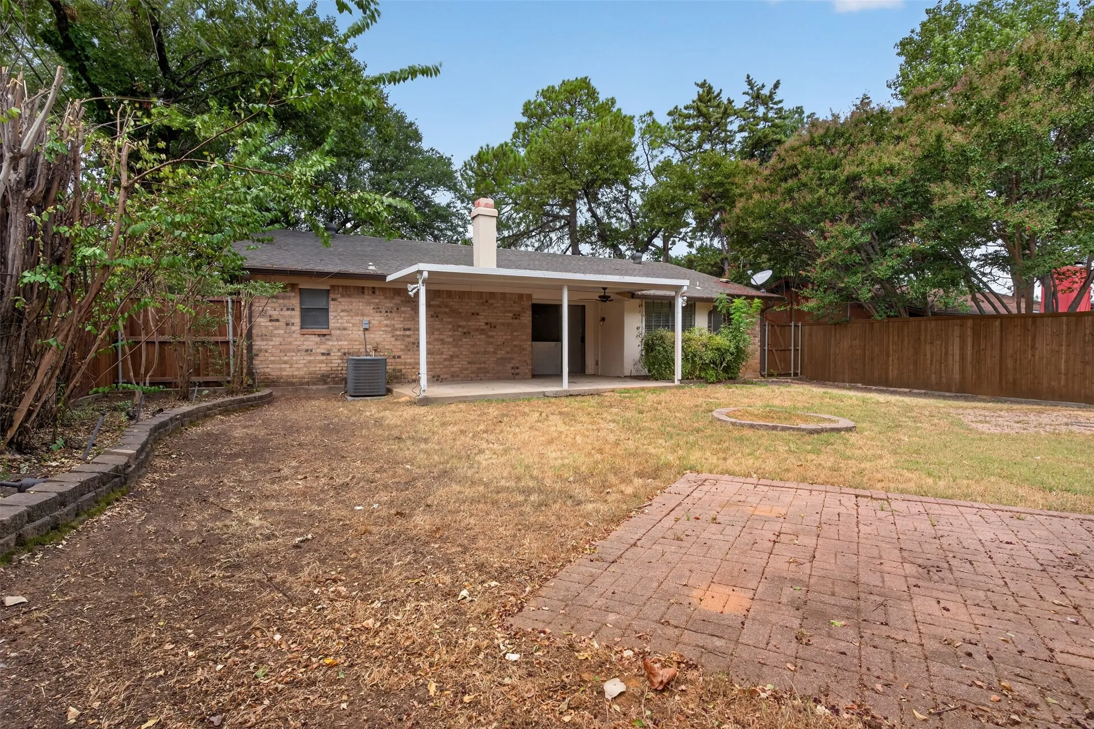 Single Family Residence For Rent in Tarrant County , 1117 Blue Carriage Lane N, Fort Worth, Texas 76120, 3 Bedroom, 2 Bathroom, 2 Garage spaces, 1,341 Sqft, built in 1978, mls#21353367, Real Estate Agent in Fort Worth, Homes For Rent in Tarrant county, Homes For Rent in Fort Worth, Realtor in Fort Worth Texas, Real Estate Brokerage Independent Realty Texas, Luminita Cordes Realtor