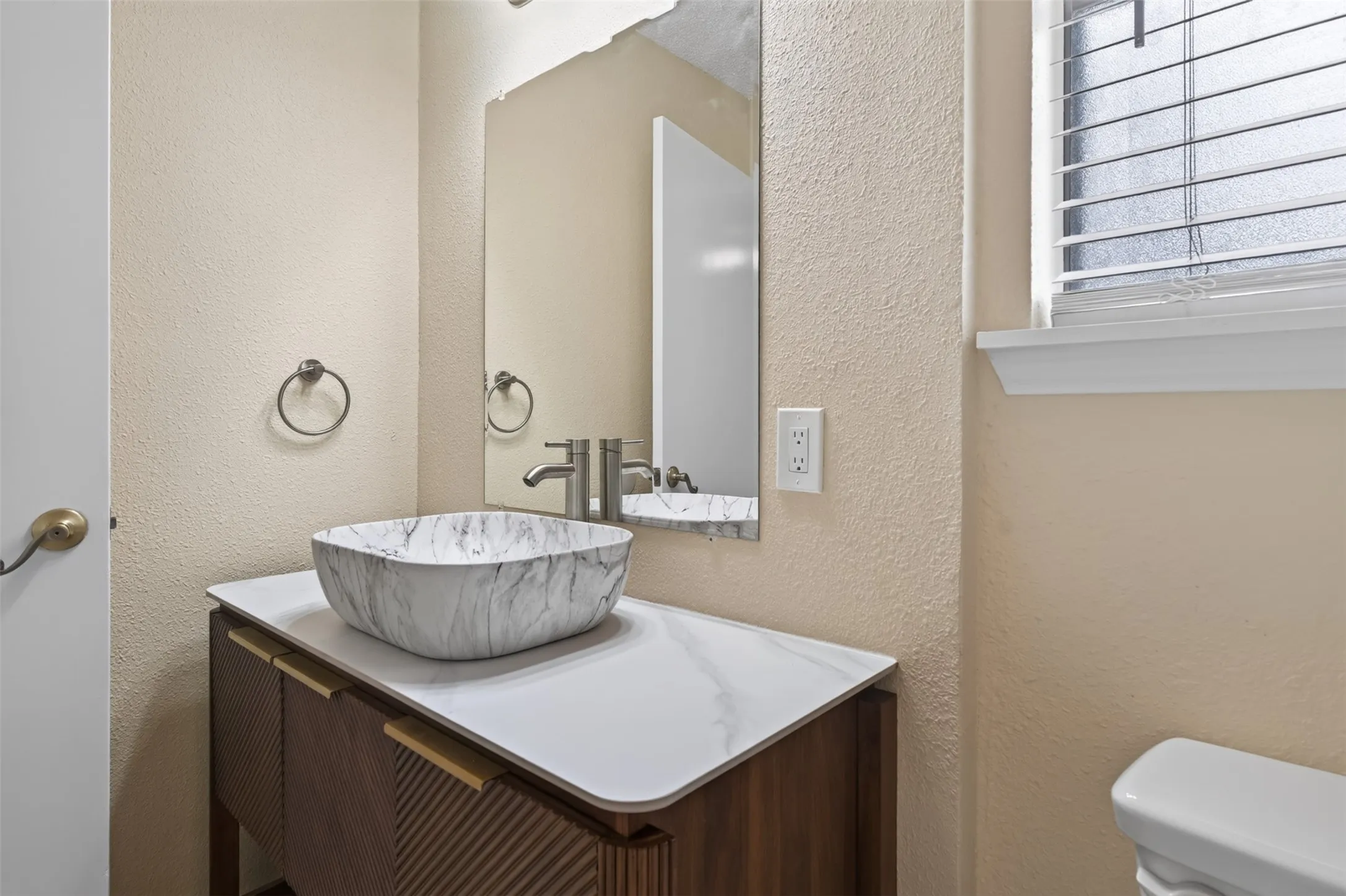 Single Family Residence For Rent in Tarrant County , 1117 Blue Carriage Lane N, Fort Worth, Texas 76120, 3 Bedroom, 2 Bathroom, 2 Garage spaces, 1,341 Sqft, built in 1978, mls#21353367, Real Estate Agent in Fort Worth, Homes For Rent in Tarrant county, Homes For Rent in Fort Worth, Realtor in Fort Worth Texas, Real Estate Brokerage Independent Realty Texas, Luminita Cordes Realtor