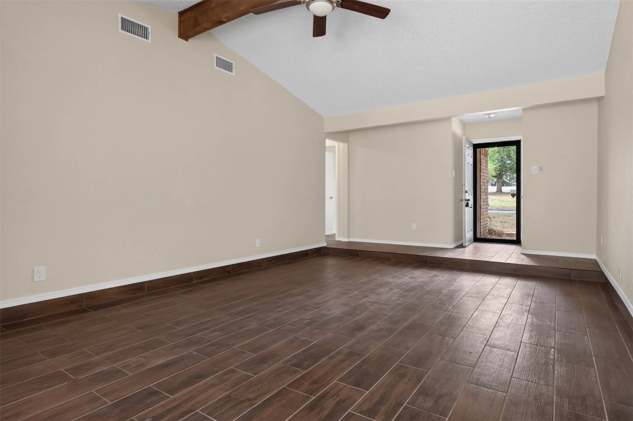 Single Family Residence For Rent in Tarrant County , 1117 Blue Carriage Lane N, Fort Worth, Texas 76120, 3 Bedroom, 2 Bathroom, 2 Garage spaces, 1,341 Sqft, built in 1978, mls#21353367, Real Estate Agent in Fort Worth, Homes For Rent in Tarrant county, Homes For Rent in Fort Worth, Realtor in Fort Worth Texas, Real Estate Brokerage Independent Realty Texas, Luminita Cordes Realtor