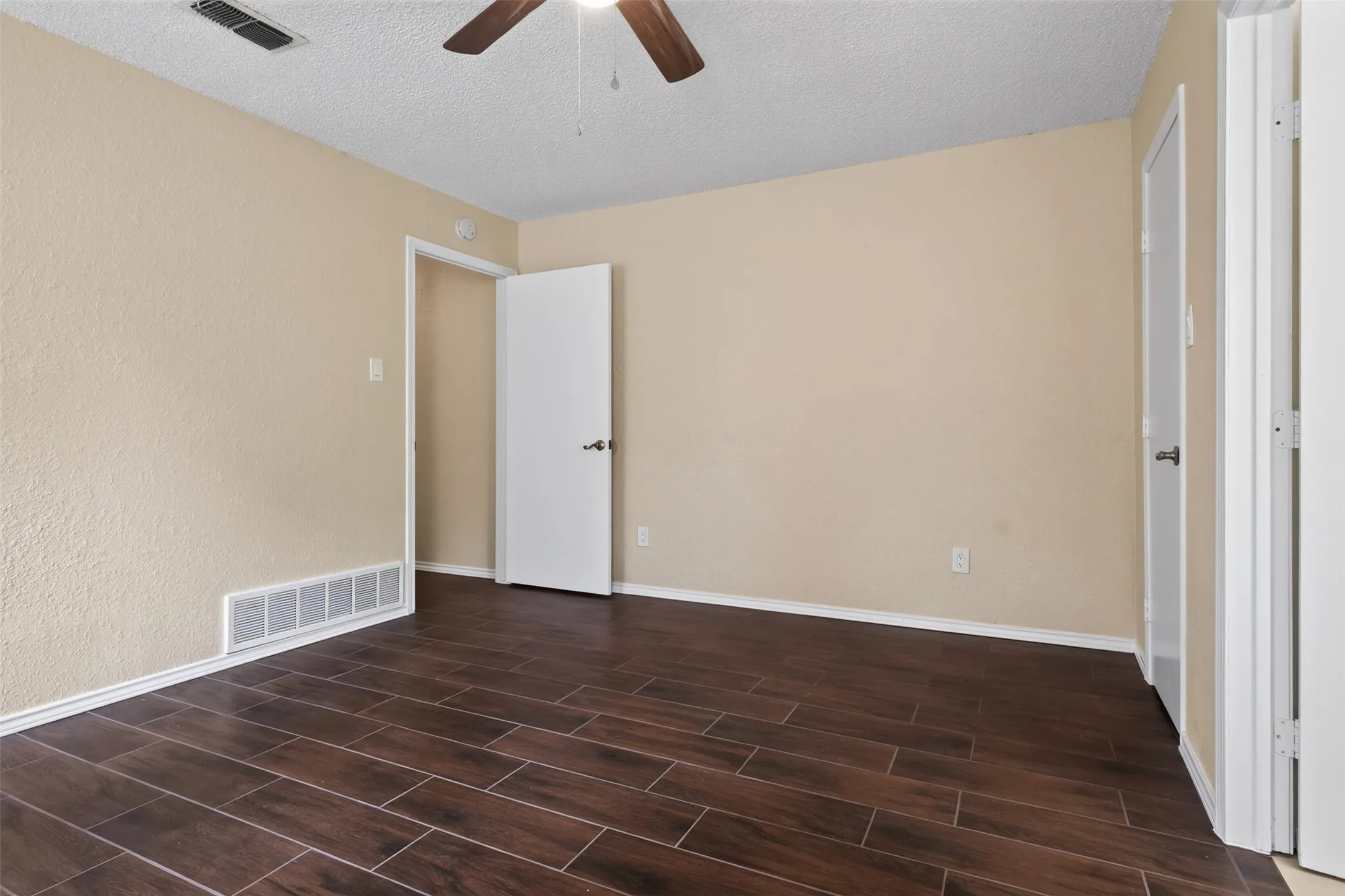 Single Family Residence For Rent in Tarrant County , 1117 Blue Carriage Lane N, Fort Worth, Texas 76120, 3 Bedroom, 2 Bathroom, 2 Garage spaces, 1,341 Sqft, built in 1978, mls#21353367, Real Estate Agent in Fort Worth, Homes For Rent in Tarrant county, Homes For Rent in Fort Worth, Realtor in Fort Worth Texas, Real Estate Brokerage Independent Realty Texas, Luminita Cordes Realtor