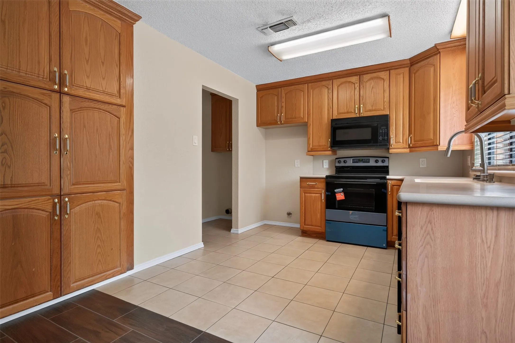 Single Family Residence For Rent in Tarrant County , 1117 Blue Carriage Lane N, Fort Worth, Texas 76120, 3 Bedroom, 2 Bathroom, 2 Garage spaces, 1,341 Sqft, built in 1978, mls#21353367, Real Estate Agent in Fort Worth, Homes For Rent in Tarrant county, Homes For Rent in Fort Worth, Realtor in Fort Worth Texas, Real Estate Brokerage Independent Realty Texas, Luminita Cordes Realtor