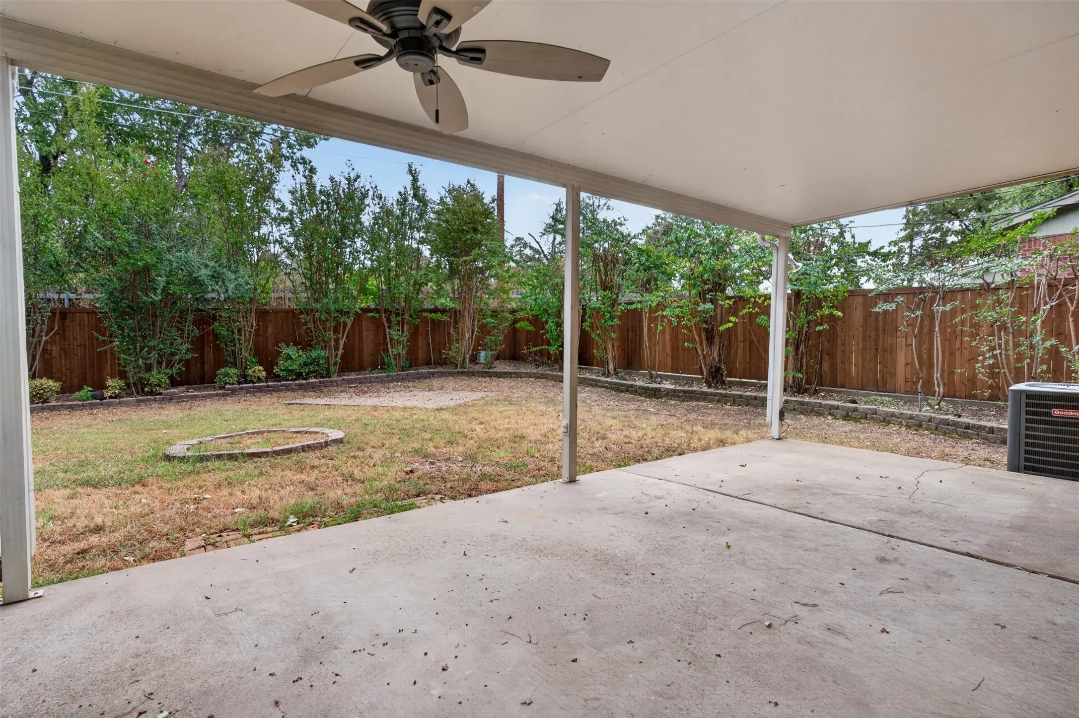 Single Family Residence For Rent in Tarrant County , 1117 Blue Carriage Lane N, Fort Worth, Texas 76120, 3 Bedroom, 2 Bathroom, 2 Garage spaces, 1,341 Sqft, built in 1978, mls#21353367, Real Estate Agent in Fort Worth, Homes For Rent in Tarrant county, Homes For Rent in Fort Worth, Realtor in Fort Worth Texas, Real Estate Brokerage Independent Realty Texas, Luminita Cordes Realtor