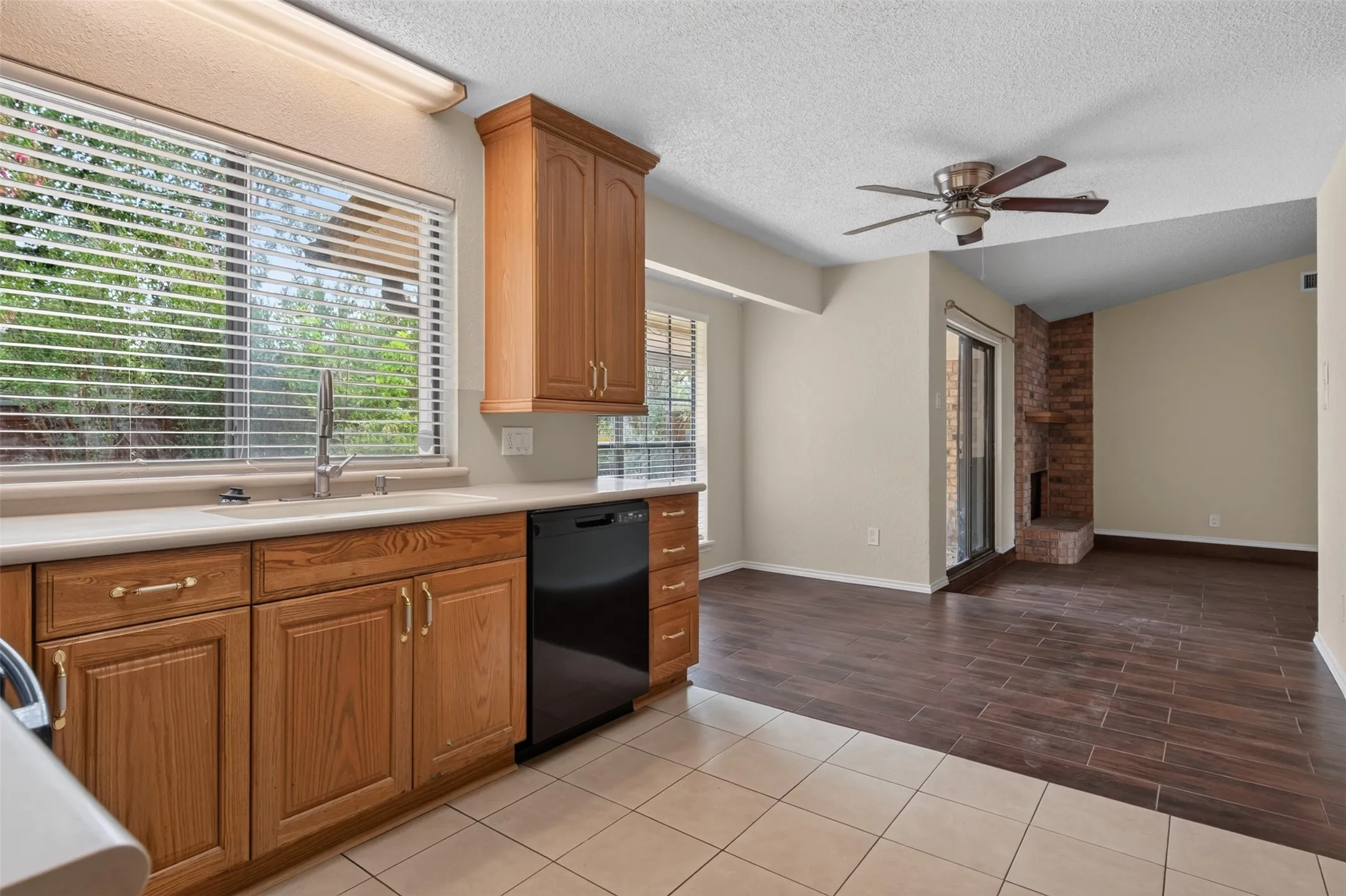 Single Family Residence For Rent in Tarrant County , 1117 Blue Carriage Lane N, Fort Worth, Texas 76120, 3 Bedroom, 2 Bathroom, 2 Garage spaces, 1,341 Sqft, built in 1978, mls#21353367, Real Estate Agent in Fort Worth, Homes For Rent in Tarrant county, Homes For Rent in Fort Worth, Realtor in Fort Worth Texas, Real Estate Brokerage Independent Realty Texas, Luminita Cordes Realtor