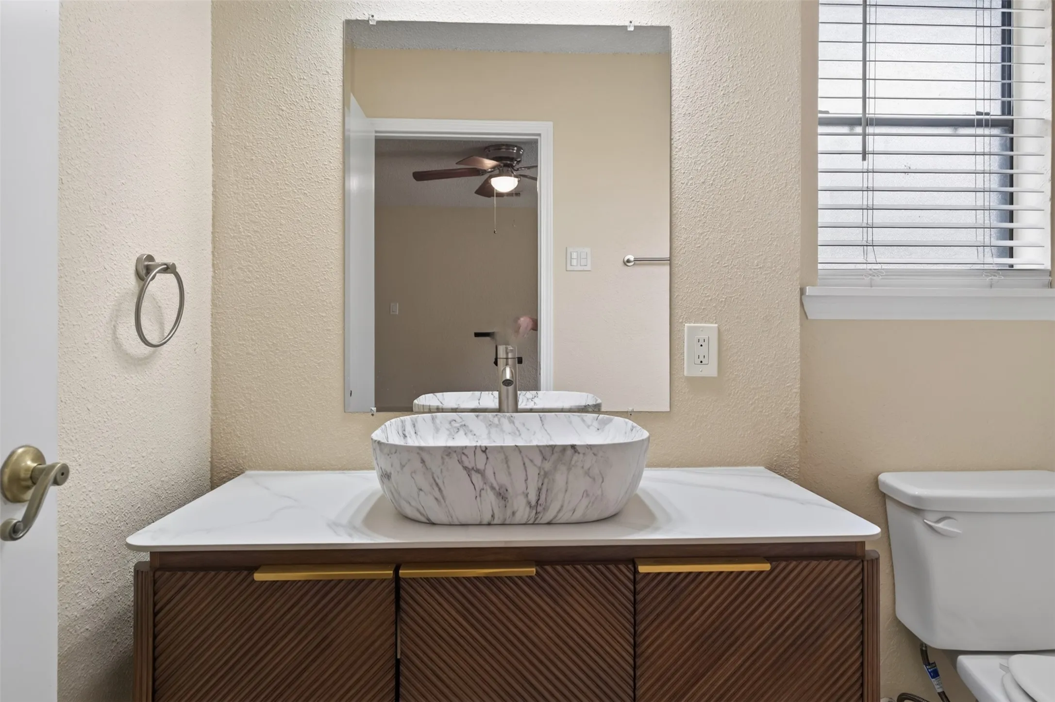 Single Family Residence For Rent in Tarrant County , 1117 Blue Carriage Lane N, Fort Worth, Texas 76120, 3 Bedroom, 2 Bathroom, 2 Garage spaces, 1,341 Sqft, built in 1978, mls#21353367, Real Estate Agent in Fort Worth, Homes For Rent in Tarrant county, Homes For Rent in Fort Worth, Realtor in Fort Worth Texas, Real Estate Brokerage Independent Realty Texas, Luminita Cordes Realtor