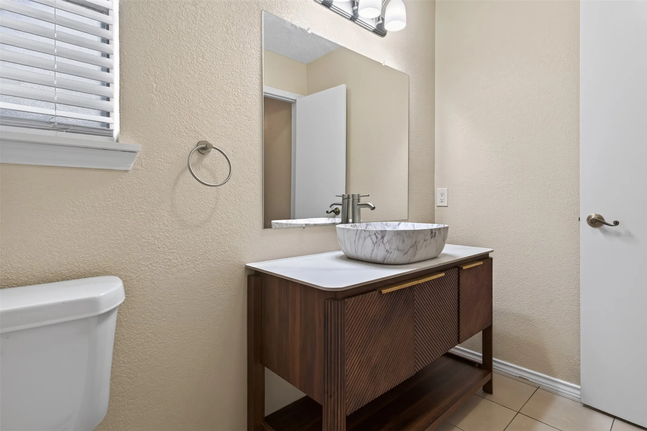 Single Family Residence For Rent in Tarrant County , 1117 Blue Carriage Lane N, Fort Worth, Texas 76120, 3 Bedroom, 2 Bathroom, 2 Garage spaces, 1,341 Sqft, built in 1978, mls#21353367, Real Estate Agent in Fort Worth, Homes For Rent in Tarrant county, Homes For Rent in Fort Worth, Realtor in Fort Worth Texas, Real Estate Brokerage Independent Realty Texas, Luminita Cordes Realtor