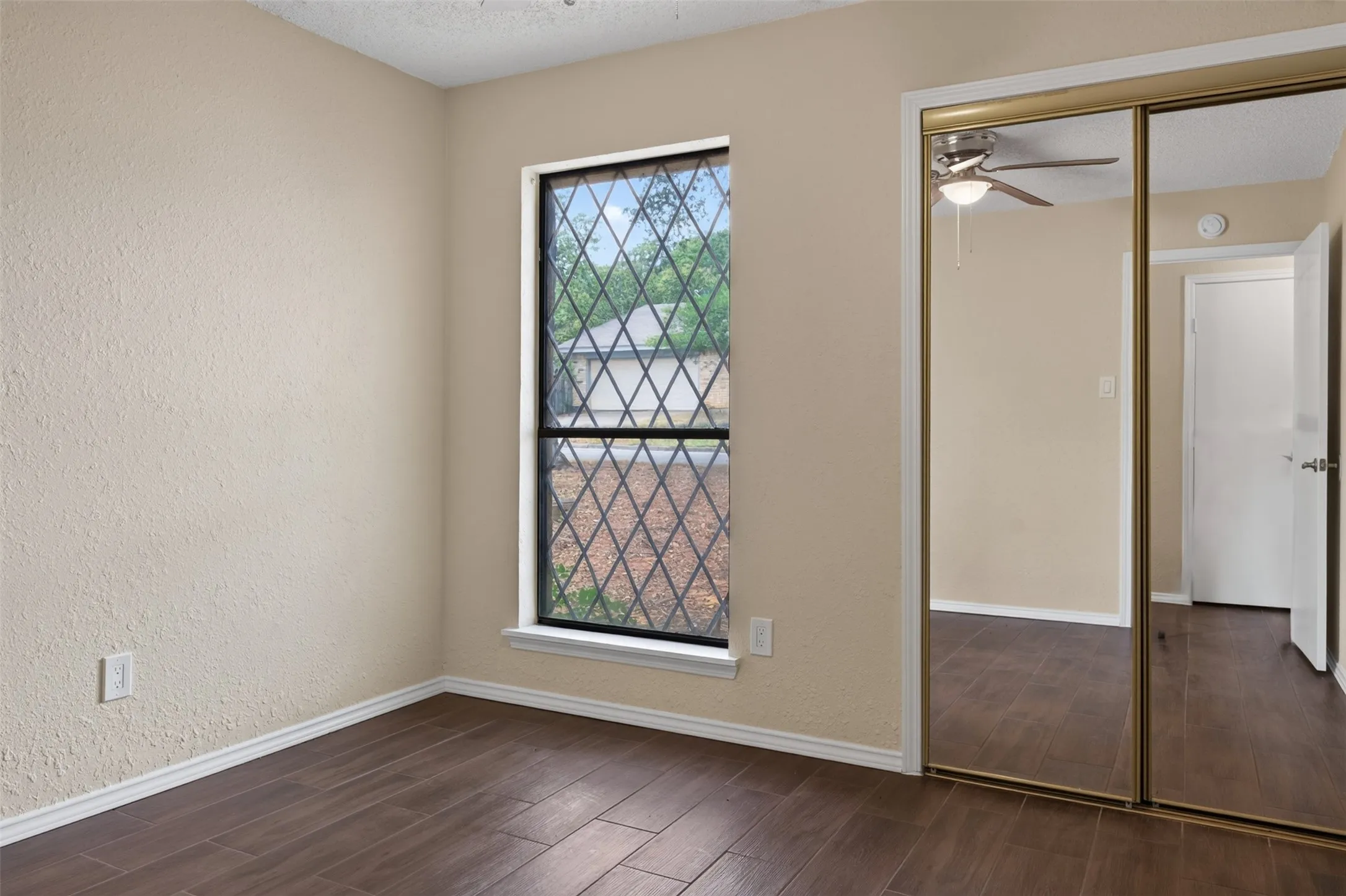 Single Family Residence For Rent in Tarrant County , 1117 Blue Carriage Lane N, Fort Worth, Texas 76120, 3 Bedroom, 2 Bathroom, 2 Garage spaces, 1,341 Sqft, built in 1978, mls#21353367, Real Estate Agent in Fort Worth, Homes For Rent in Tarrant county, Homes For Rent in Fort Worth, Realtor in Fort Worth Texas, Real Estate Brokerage Independent Realty Texas, Luminita Cordes Realtor