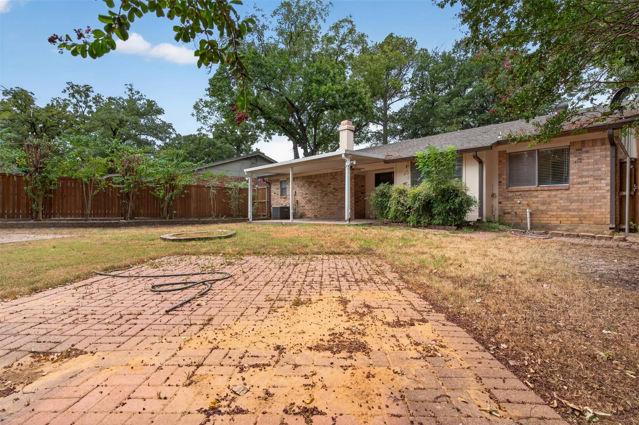 Single Family Residence For Rent in Tarrant County , 1117 Blue Carriage Lane N, Fort Worth, Texas 76120, 3 Bedroom, 2 Bathroom, 2 Garage spaces, 1,341 Sqft, built in 1978, mls#21353367, Real Estate Agent in Fort Worth, Homes For Rent in Tarrant county, Homes For Rent in Fort Worth, Realtor in Fort Worth Texas, Real Estate Brokerage Independent Realty Texas, Luminita Cordes Realtor