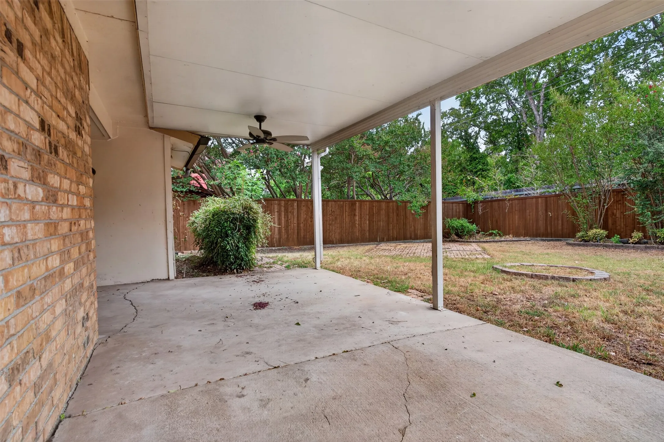 Single Family Residence For Rent in Tarrant County , 1117 Blue Carriage Lane N, Fort Worth, Texas 76120, 3 Bedroom, 2 Bathroom, 2 Garage spaces, 1,341 Sqft, built in 1978, mls#21353367, Real Estate Agent in Fort Worth, Homes For Rent in Tarrant county, Homes For Rent in Fort Worth, Realtor in Fort Worth Texas, Real Estate Brokerage Independent Realty Texas, Luminita Cordes Realtor