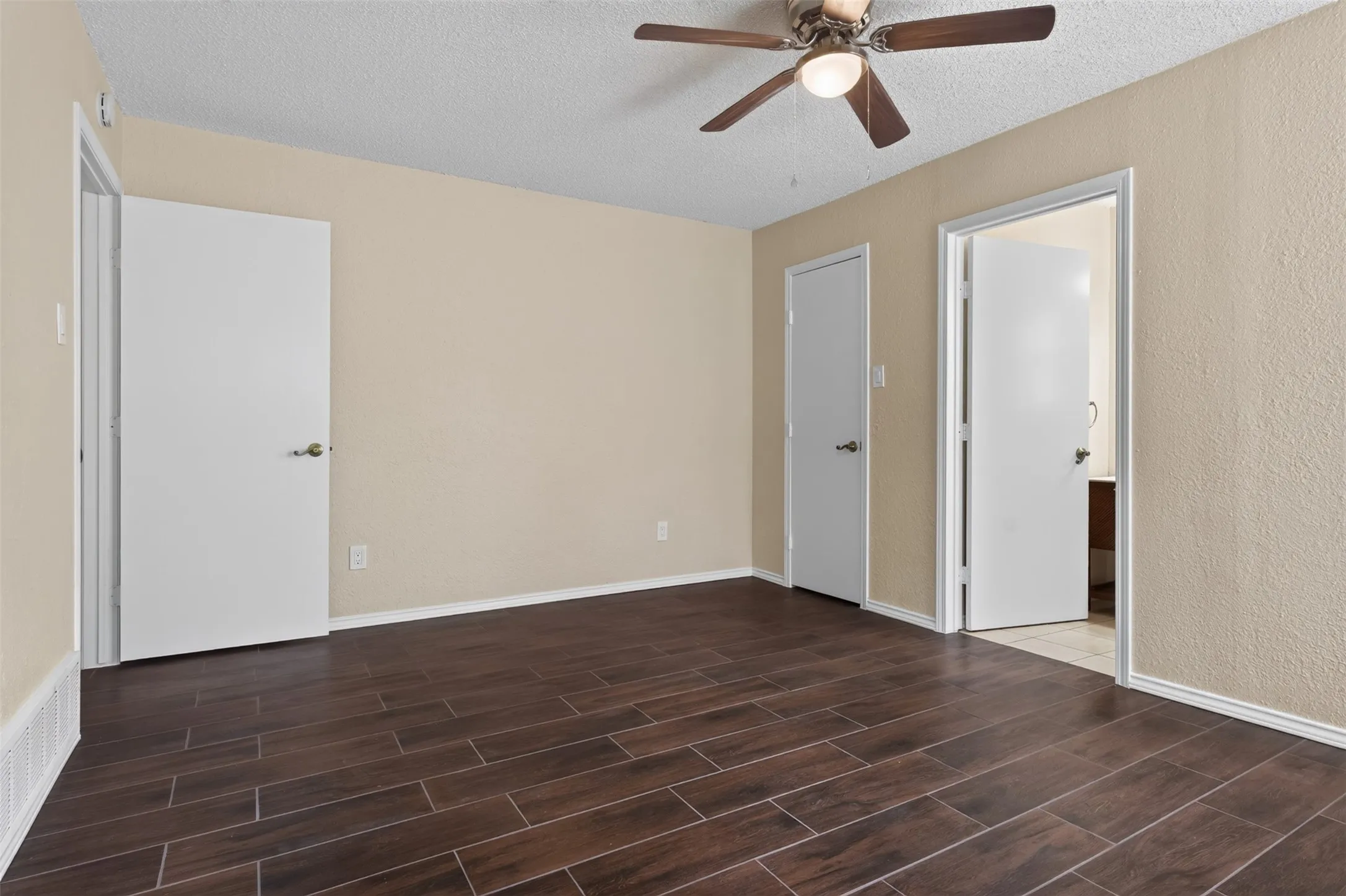 Single Family Residence For Rent in Tarrant County , 1117 Blue Carriage Lane N, Fort Worth, Texas 76120, 3 Bedroom, 2 Bathroom, 2 Garage spaces, 1,341 Sqft, built in 1978, mls#21353367, Real Estate Agent in Fort Worth, Homes For Rent in Tarrant county, Homes For Rent in Fort Worth, Realtor in Fort Worth Texas, Real Estate Brokerage Independent Realty Texas, Luminita Cordes Realtor