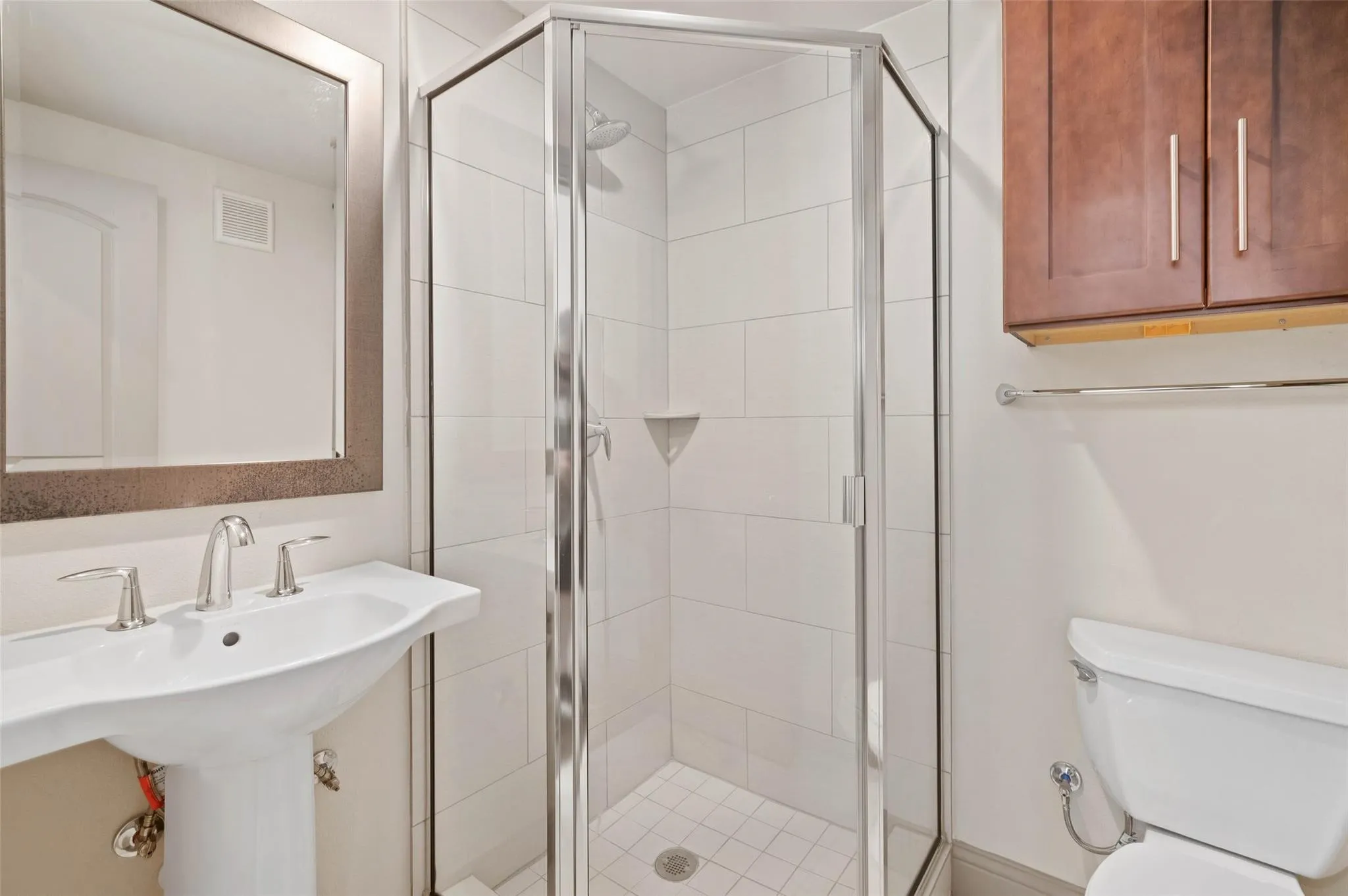 Townhouse For Rent in Dallas County , 3142 Ross Avenue 1, Dallas, Texas 75204, 3 Bedroom, 4 Bathroom, 2 Garage spaces, 2,030 Sqft, built in 2014, Price $3,350, mls#21353370, Real Estate Agent in Dallas, Homes For Rent in Dallas county, Homes For Rent in Dallas, Realtor in Dallas Texas, Real Estate Brokerage Independent Realty Texas, Luminita Cordes Realtor