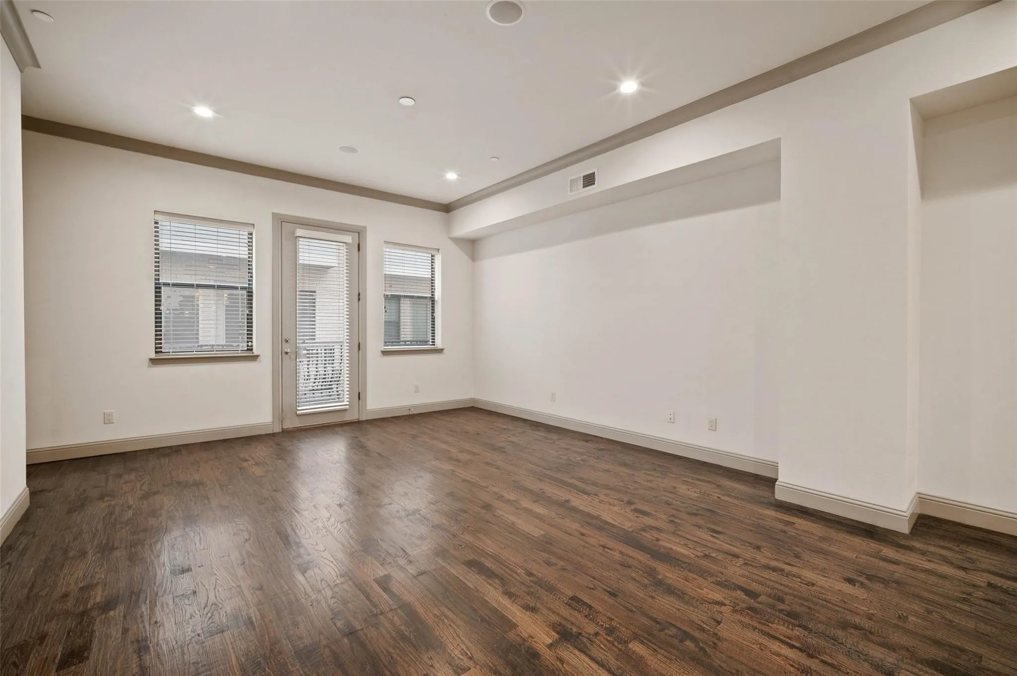 Townhouse For Rent in Dallas County , 3142 Ross Avenue 1, Dallas, Texas 75204, 3 Bedroom, 4 Bathroom, 2 Garage spaces, 2,030 Sqft, built in 2014, Price $3,350, mls#21353370, Real Estate Agent in Dallas, Homes For Rent in Dallas county, Homes For Rent in Dallas, Realtor in Dallas Texas, Real Estate Brokerage Independent Realty Texas, Luminita Cordes Realtor
