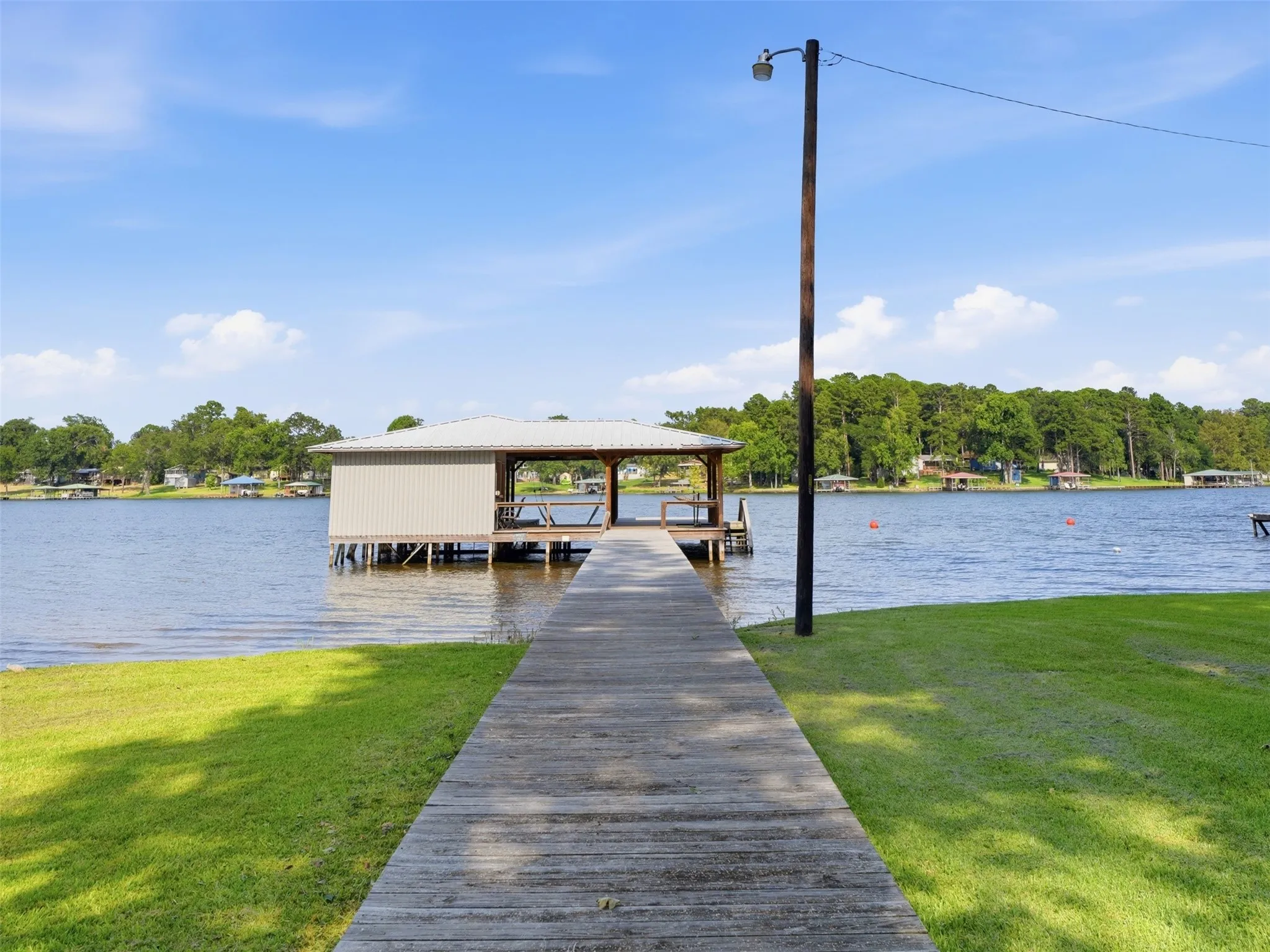 Single Family Residence For Sale in Wood County , 504 CR 2298, Mineola, Texas 75773, 3 Bedroom, 3 Bathroom, Garage spaces, 1,520 Sqft, built in 1970, mls#21352752, Real Estate Agent in Mineola, Homes For Sale in Wood county, Homes For Sale in Mineola, Realtor in Mineola Texas, Real Estate Brokerage Independent Realty Texas, Luminita Cordes Realtor