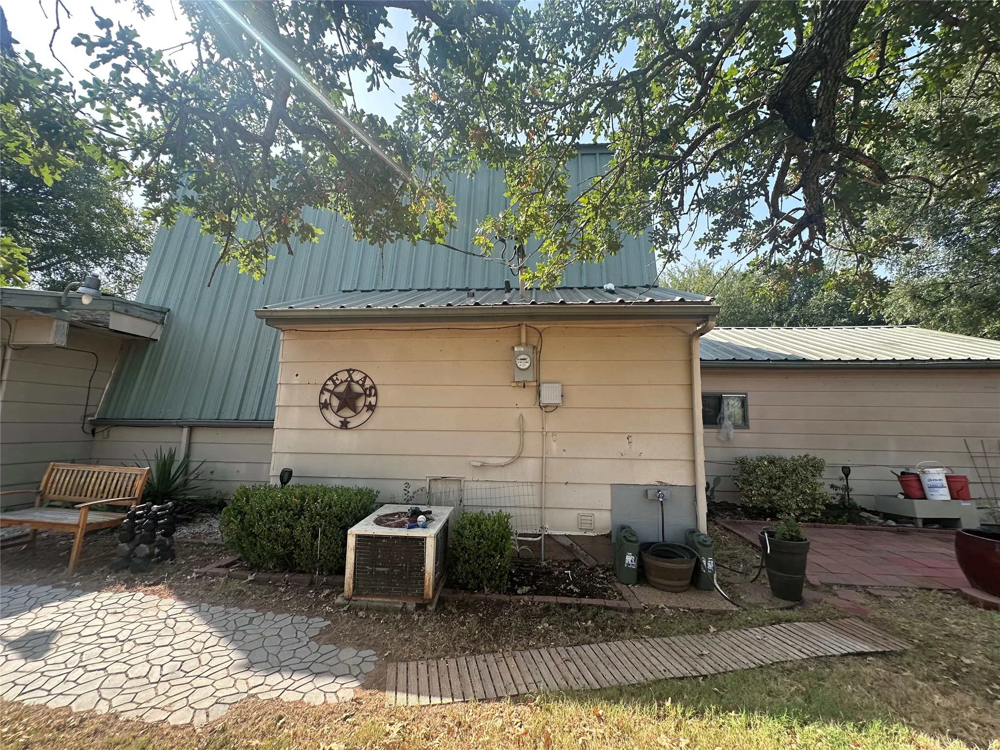 Single Family Residence For Sale in Hood County , 2709 Sky Harbour Drive, Granbury, Texas 76049, 3 Bedroom, 2 Bathroom, Garage spaces, 2,345 Sqft, built in 1980, mls#21353378, Real Estate Agent in Granbury, Homes For Sale in Hood county, Homes For Sale in Granbury, Realtor in Granbury Texas, Real Estate Brokerage Independent Realty Texas, Luminita Cordes Realtor