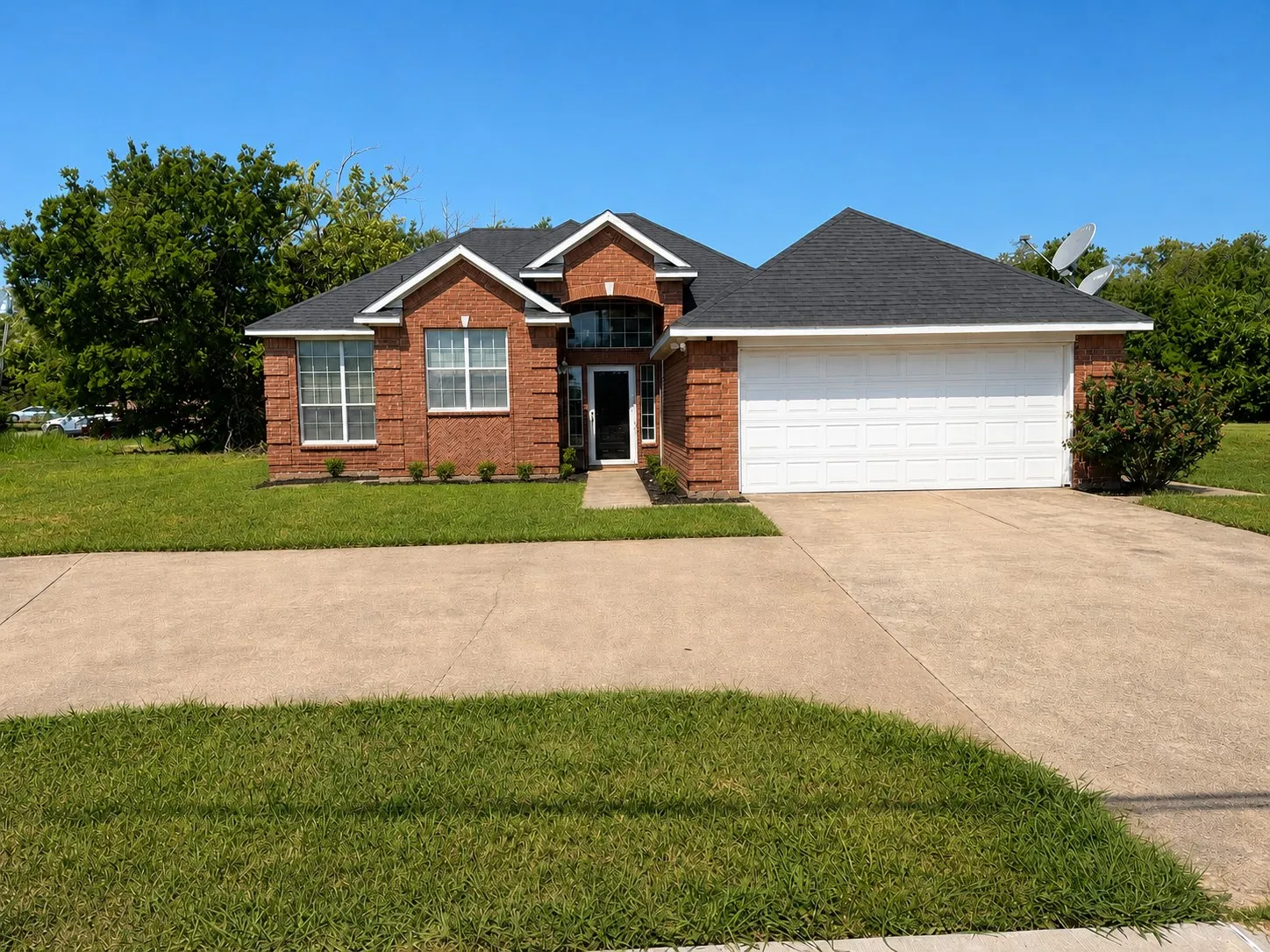 Single Family Residence For Sale in Kaufman County , 400 S Rockwall Avenue, Terrell, Texas 75160, 3 Bedroom, 2 Bathroom, Garage spaces, 1,988 Sqft, built in 2004, mls#21352932, Real Estate Agent in Terrell, Homes For Sale in Kaufman county, Homes For Sale in Terrell, Realtor in Terrell Texas, Real Estate Brokerage Independent Realty Texas, Luminita Cordes Realtor