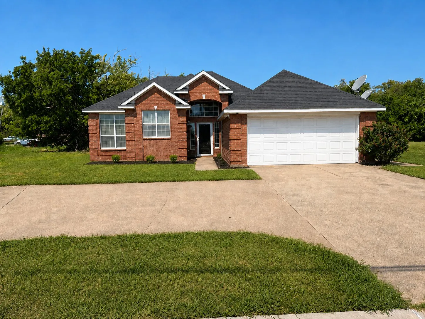 Single Family Residence For Sale in Kaufman County , 400 S Rockwall Avenue, Terrell, Texas 75160, 3 Bedroom, 2 Bathroom, Garage spaces, 1,988 Sqft, built in 2004, mls#21352932, Real Estate Agent in Terrell, Homes For Sale in Kaufman county, Homes For Sale in Terrell, Realtor in Terrell Texas, Real Estate Brokerage Independent Realty Texas, Luminita Cordes Realtor