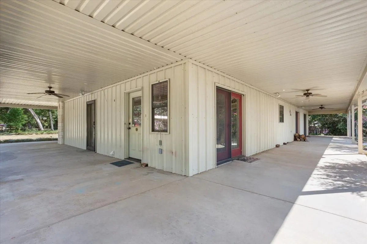 Single Family Residence For Sale in Limestone County , 860 Lcr 794, Groesbeck, Texas 76642, 3 Bedroom, 2 Bathroom, Garage spaces, 2,600 Sqft, built in 2015, mls#21350047, Real Estate Agent in Groesbeck, Homes For Sale in Limestone county, Homes For Sale in Groesbeck, Realtor in Groesbeck Texas, Real Estate Brokerage Independent Realty Texas, Luminita Cordes Realtor