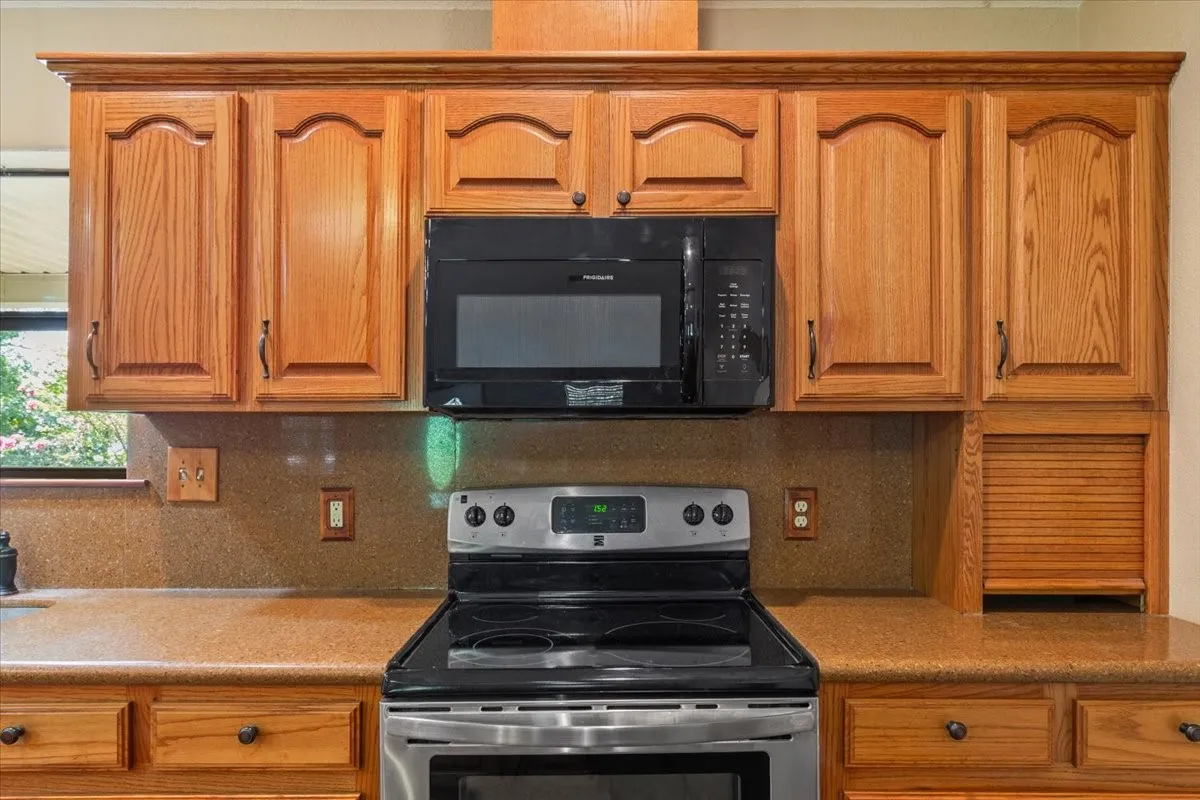 Single Family Residence For Sale in Limestone County , 860 Lcr 794, Groesbeck, Texas 76642, 3 Bedroom, 2 Bathroom, Garage spaces, 2,600 Sqft, built in 2015, mls#21350047, Real Estate Agent in Groesbeck, Homes For Sale in Limestone county, Homes For Sale in Groesbeck, Realtor in Groesbeck Texas, Real Estate Brokerage Independent Realty Texas, Luminita Cordes Realtor