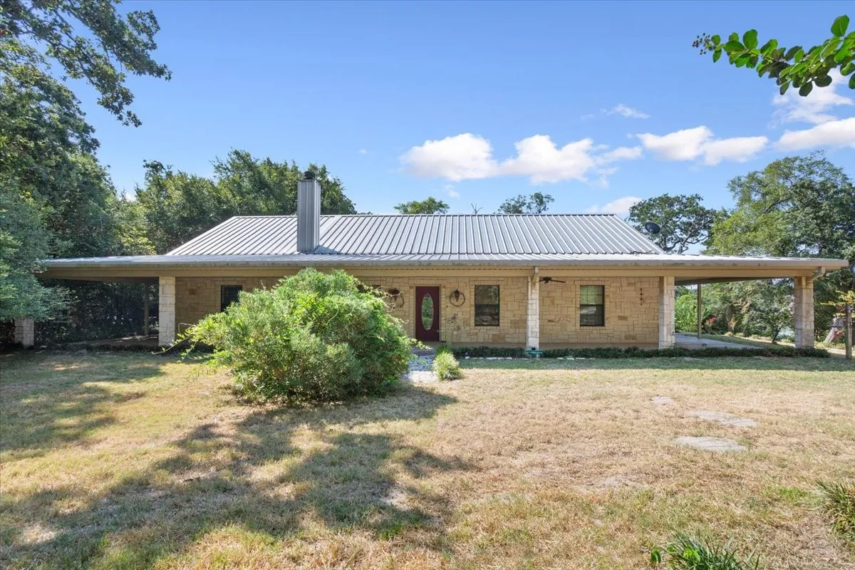 Single Family Residence For Sale in Limestone County , 860 Lcr 794, Groesbeck, Texas 76642, 3 Bedroom, 2 Bathroom, Garage spaces, 2,600 Sqft, built in 2015, mls#21350047, Real Estate Agent in Groesbeck, Homes For Sale in Limestone county, Homes For Sale in Groesbeck, Realtor in Groesbeck Texas, Real Estate Brokerage Independent Realty Texas, Luminita Cordes Realtor