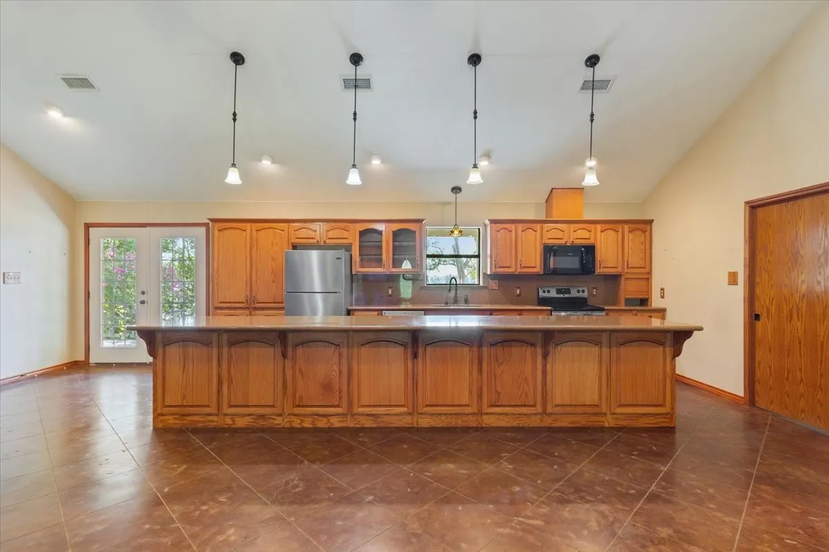 Single Family Residence For Sale in Limestone County , 860 Lcr 794, Groesbeck, Texas 76642, 3 Bedroom, 2 Bathroom, Garage spaces, 2,600 Sqft, built in 2015, mls#21350047, Real Estate Agent in Groesbeck, Homes For Sale in Limestone county, Homes For Sale in Groesbeck, Realtor in Groesbeck Texas, Real Estate Brokerage Independent Realty Texas, Luminita Cordes Realtor
