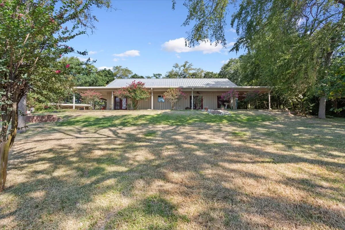 Single Family Residence For Sale in Limestone County , 860 Lcr 794, Groesbeck, Texas 76642, 3 Bedroom, 2 Bathroom, Garage spaces, 2,600 Sqft, built in 2015, mls#21350047, Real Estate Agent in Groesbeck, Homes For Sale in Limestone county, Homes For Sale in Groesbeck, Realtor in Groesbeck Texas, Real Estate Brokerage Independent Realty Texas, Luminita Cordes Realtor