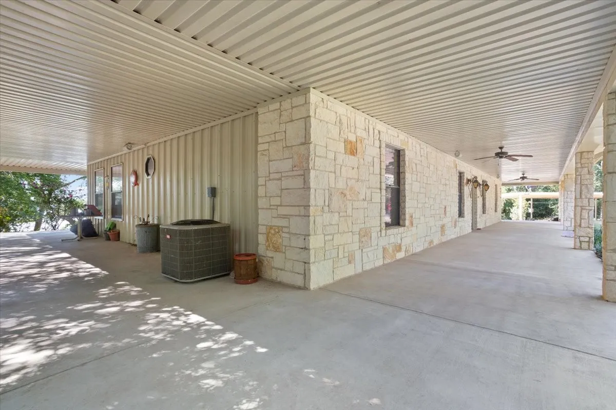 Single Family Residence For Sale in Limestone County , 860 Lcr 794, Groesbeck, Texas 76642, 3 Bedroom, 2 Bathroom, Garage spaces, 2,600 Sqft, built in 2015, mls#21350047, Real Estate Agent in Groesbeck, Homes For Sale in Limestone county, Homes For Sale in Groesbeck, Realtor in Groesbeck Texas, Real Estate Brokerage Independent Realty Texas, Luminita Cordes Realtor