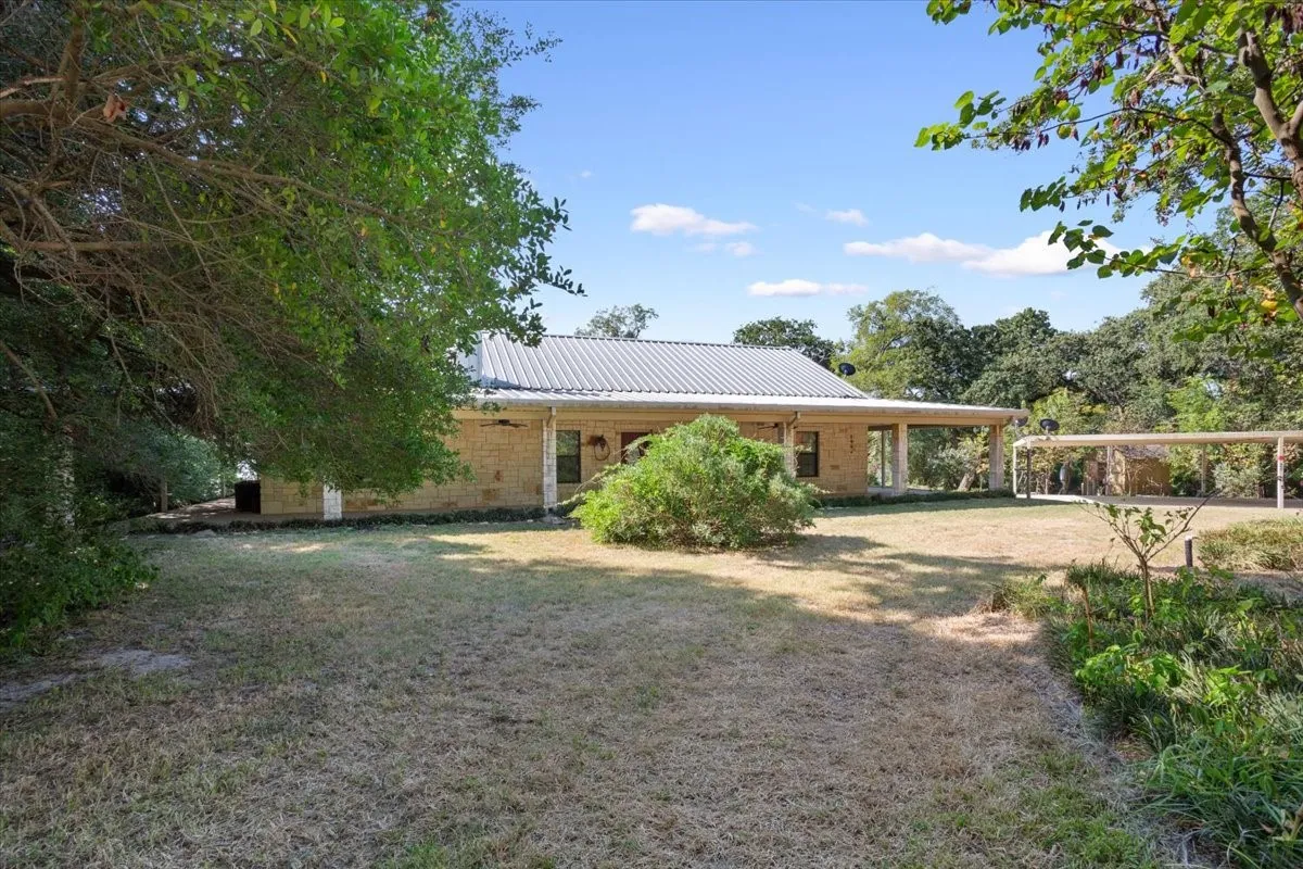 Single Family Residence For Sale in Limestone County , 860 Lcr 794, Groesbeck, Texas 76642, 3 Bedroom, 2 Bathroom, Garage spaces, 2,600 Sqft, built in 2015, mls#21350047, Real Estate Agent in Groesbeck, Homes For Sale in Limestone county, Homes For Sale in Groesbeck, Realtor in Groesbeck Texas, Real Estate Brokerage Independent Realty Texas, Luminita Cordes Realtor