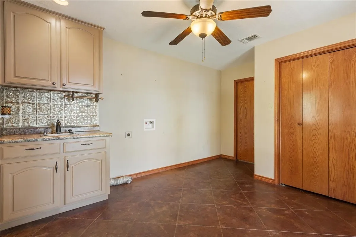 Single Family Residence For Sale in Limestone County , 860 Lcr 794, Groesbeck, Texas 76642, 3 Bedroom, 2 Bathroom, Garage spaces, 2,600 Sqft, built in 2015, mls#21350047, Real Estate Agent in Groesbeck, Homes For Sale in Limestone county, Homes For Sale in Groesbeck, Realtor in Groesbeck Texas, Real Estate Brokerage Independent Realty Texas, Luminita Cordes Realtor