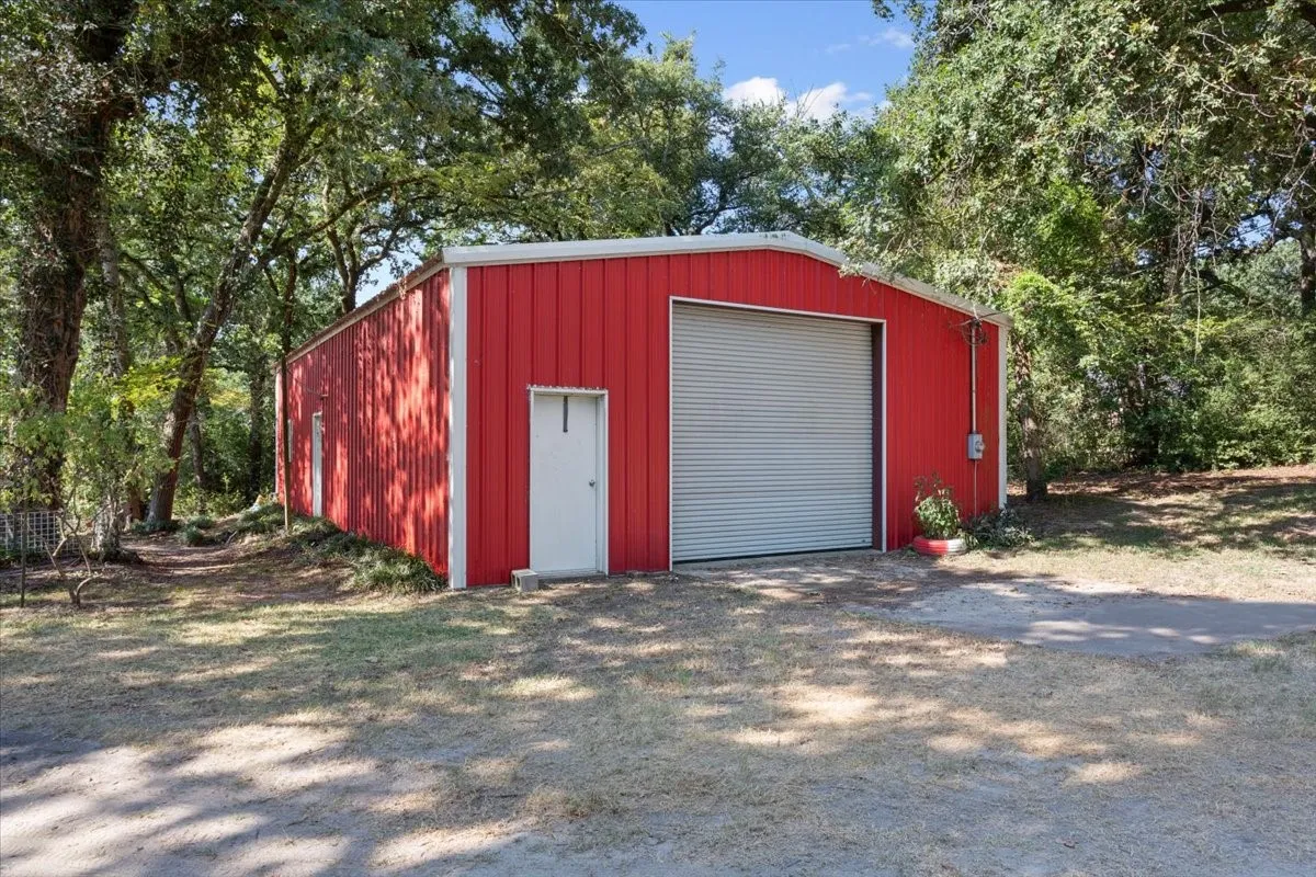 Single Family Residence For Sale in Limestone County , 860 Lcr 794, Groesbeck, Texas 76642, 3 Bedroom, 2 Bathroom, Garage spaces, 2,600 Sqft, built in 2015, mls#21350047, Real Estate Agent in Groesbeck, Homes For Sale in Limestone county, Homes For Sale in Groesbeck, Realtor in Groesbeck Texas, Real Estate Brokerage Independent Realty Texas, Luminita Cordes Realtor