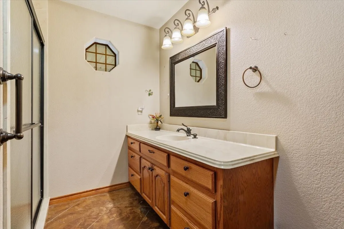 Single Family Residence For Sale in Limestone County , 860 Lcr 794, Groesbeck, Texas 76642, 3 Bedroom, 2 Bathroom, Garage spaces, 2,600 Sqft, built in 2015, mls#21350047, Real Estate Agent in Groesbeck, Homes For Sale in Limestone county, Homes For Sale in Groesbeck, Realtor in Groesbeck Texas, Real Estate Brokerage Independent Realty Texas, Luminita Cordes Realtor