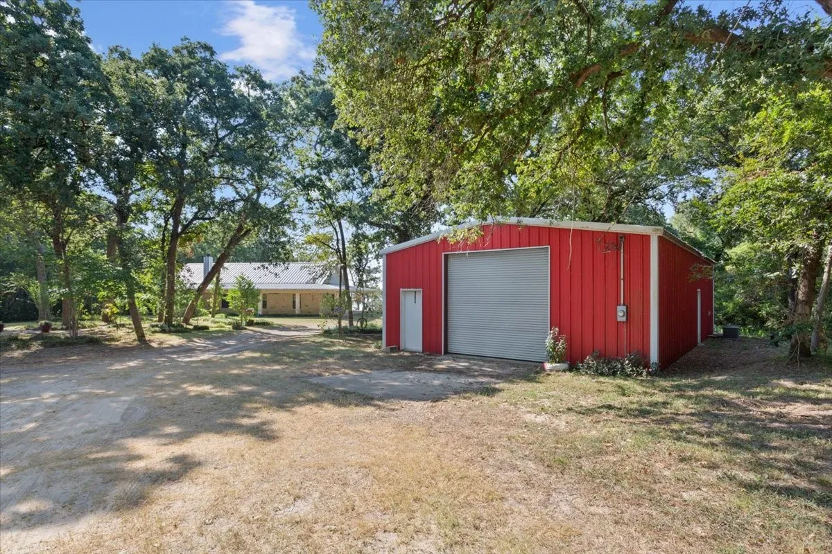 Single Family Residence For Sale in Limestone County , 860 Lcr 794, Groesbeck, Texas 76642, 3 Bedroom, 2 Bathroom, Garage spaces, 2,600 Sqft, built in 2015, mls#21350047, Real Estate Agent in Groesbeck, Homes For Sale in Limestone county, Homes For Sale in Groesbeck, Realtor in Groesbeck Texas, Real Estate Brokerage Independent Realty Texas, Luminita Cordes Realtor