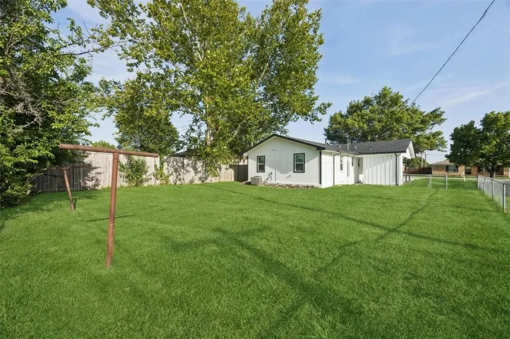 Single Family Residence For Sale in Collin County , 300 E Hazelwood Street, Princeton, Texas 75407, 3 Bedroom, 2 Bathroom, Garage spaces, 1,209 Sqft, built in 1965, mls#21353395, Real Estate Agent in Princeton, Homes For Sale in Collin county, Homes For Sale in Princeton, Realtor in Princeton Texas, Real Estate Brokerage Independent Realty Texas, Luminita Cordes Realtor
